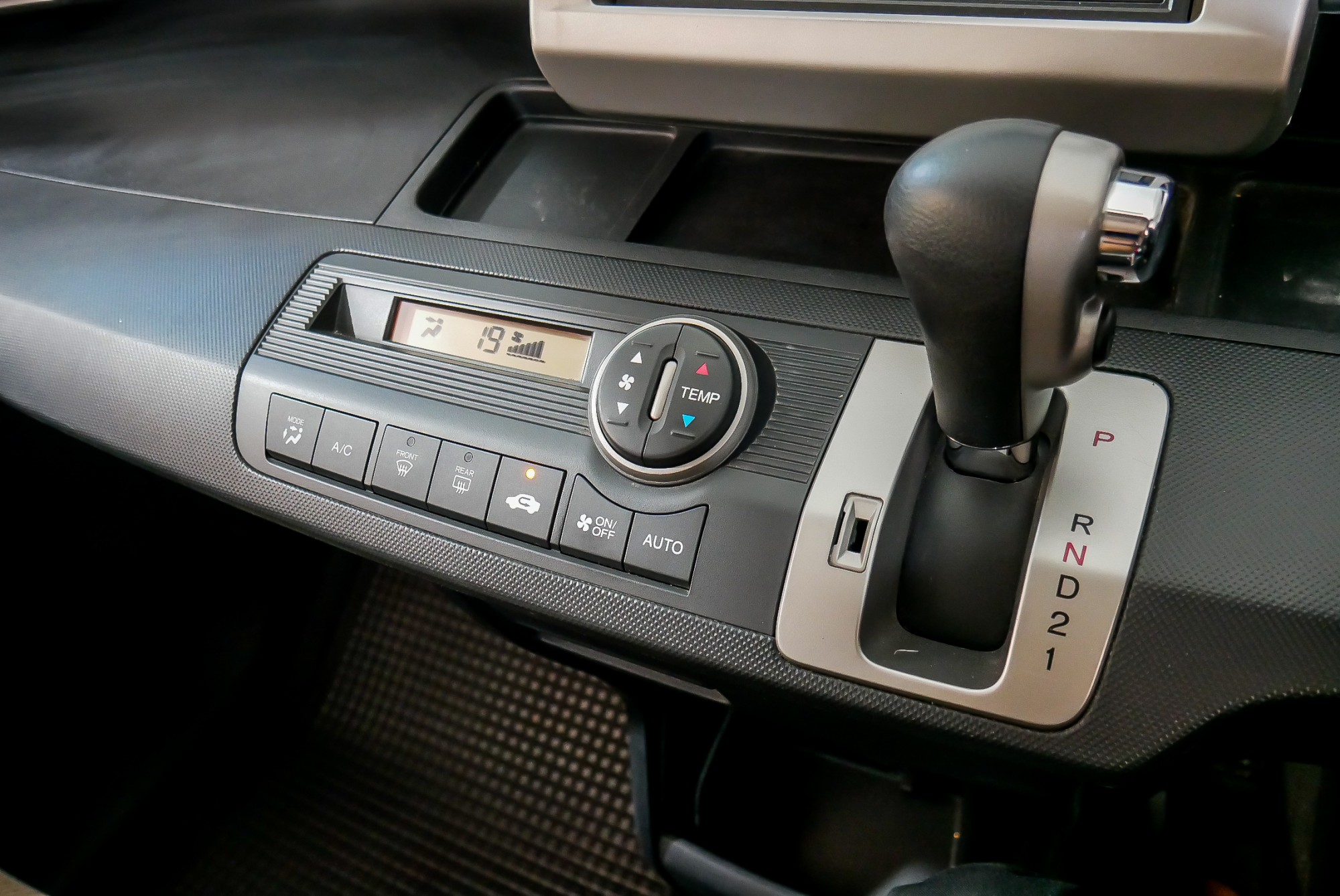 HONDA FREED 1.5 SE MINOR CHANGE ปี 2013 สีขาว (รูปที่ 11)
