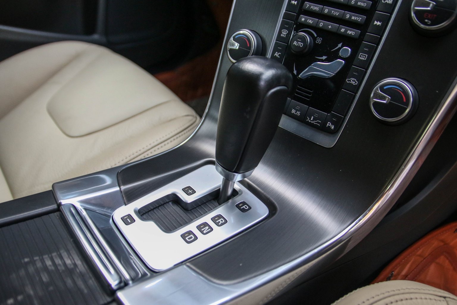Volvo V60 ปี 2012 สีดำ (รูปที่ 7)