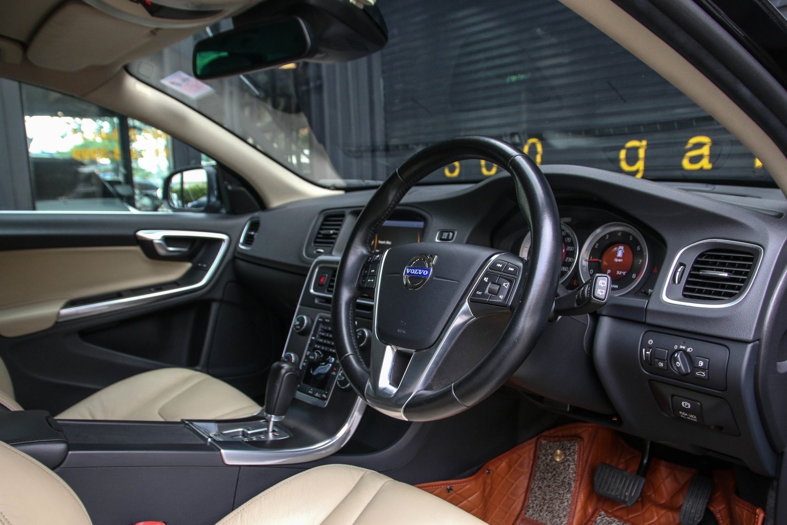 Volvo V60 ปี 2012 สีดำ (รูปที่ 8)