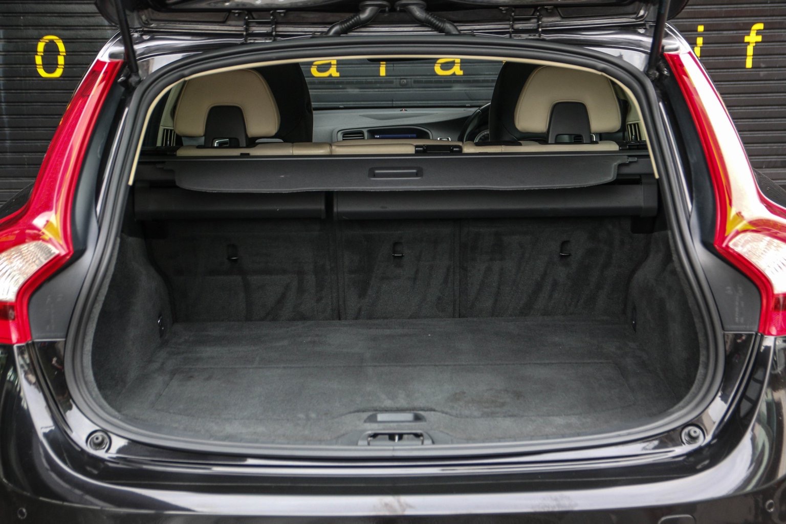Volvo V60 ปี 2012 สีดำ (รูปที่ 12)