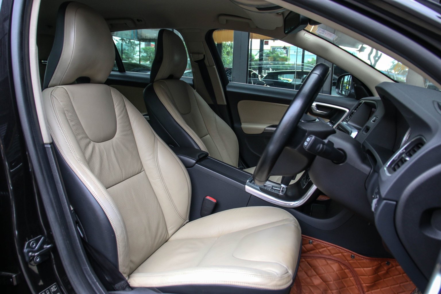 Volvo V60 ปี 2012 สีดำ (รูปที่ 10)