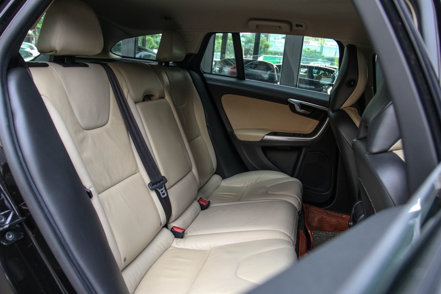 Volvo V60 ปี 2012 สีดำ (รูปที่ 11)