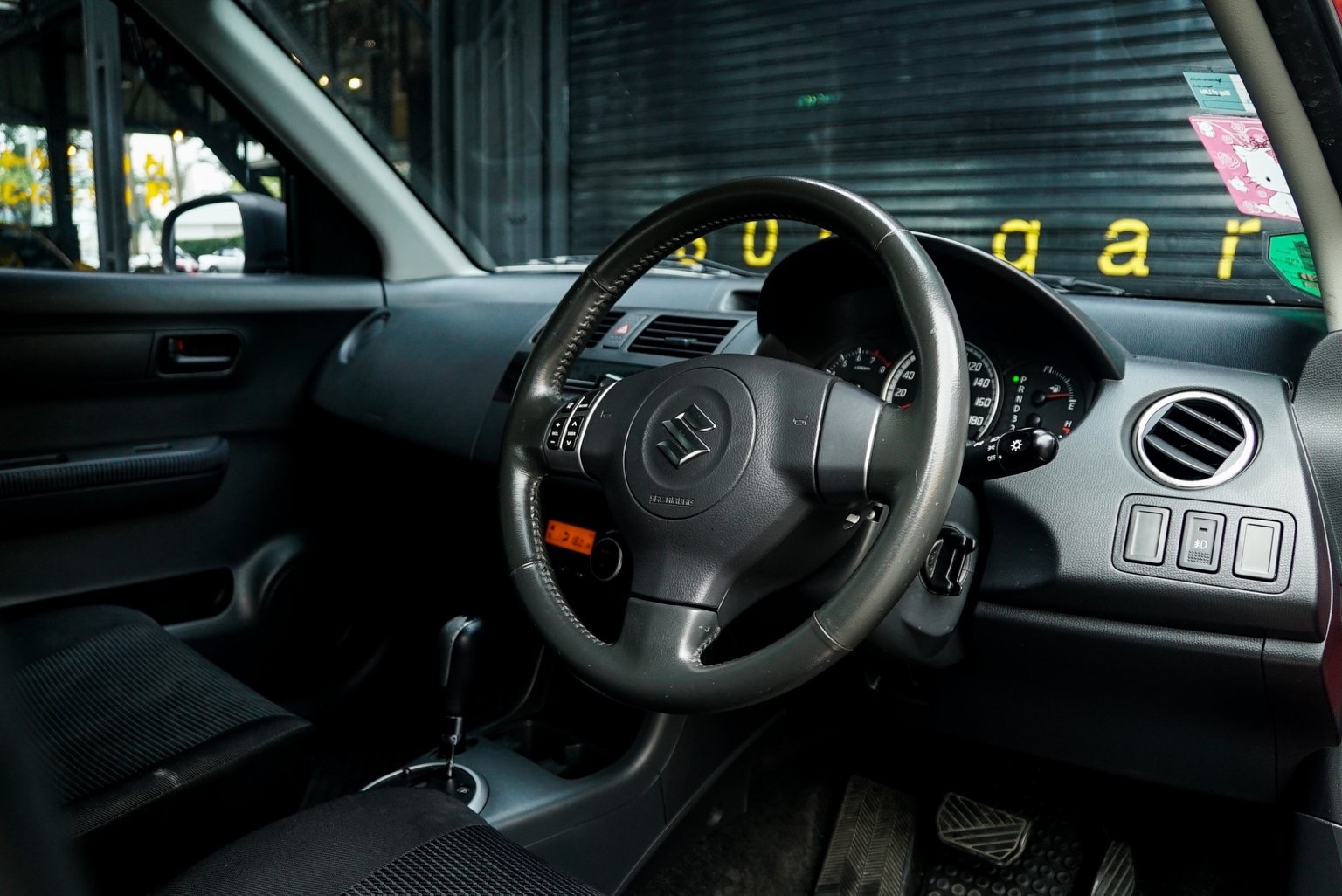 Suzuki Swift ปี 2012 สีแดง (รูปที่ 8)