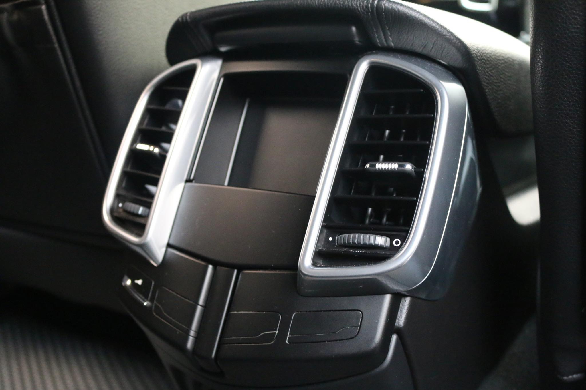 Porsche Cayenne ปี 2012 สีขาว (รูปที่ 22)