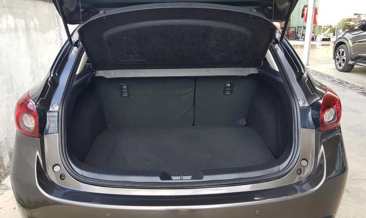 Mazda 3 Hatchback ปี 2015 สีเทา