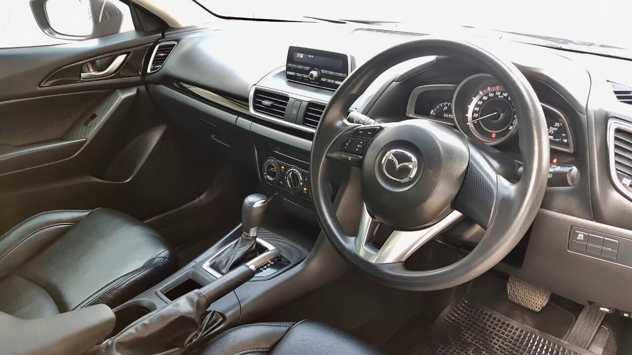 Mazda 3 Hatchback ปี 2015 สีเทา