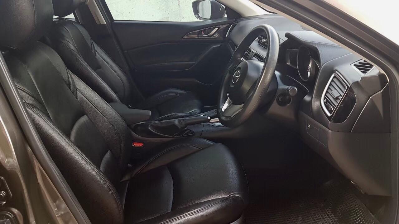 Mazda 3 Hatchback ปี 2015 สีเทา (รูปที่ 11)