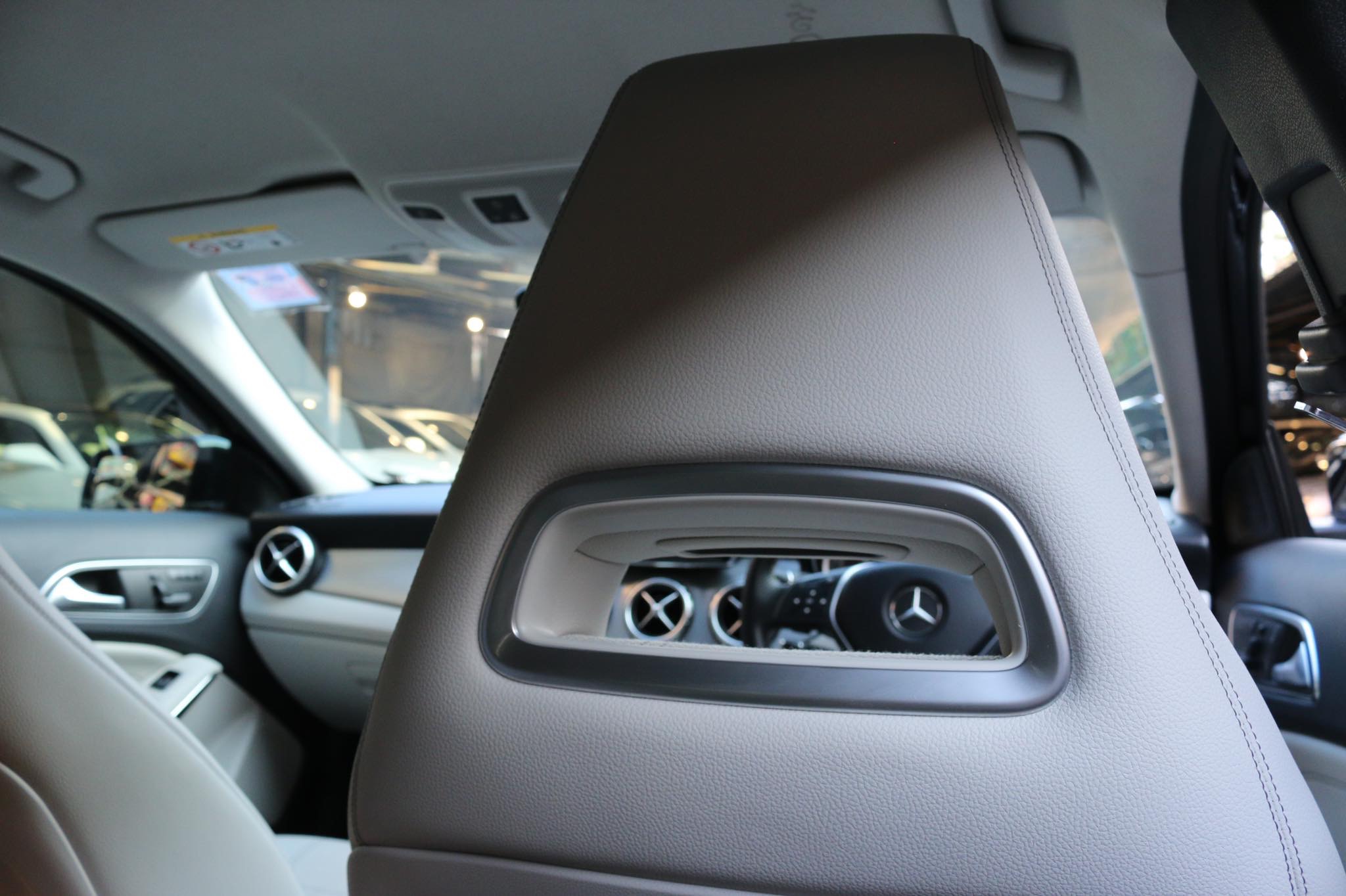 Mercedes-Benz GLA-Class X156 GLA200 ปี 2015 สีดำ (รูปที่ 23)