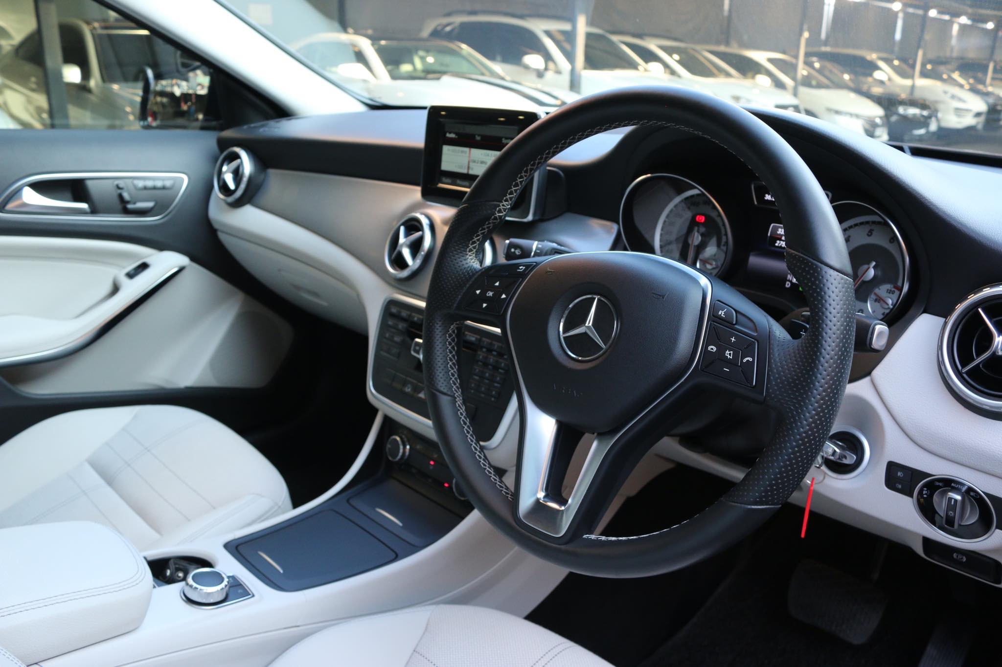 Mercedes-Benz GLA-Class X156 GLA200 ปี 2015 สีดำ (รูปที่ 10)