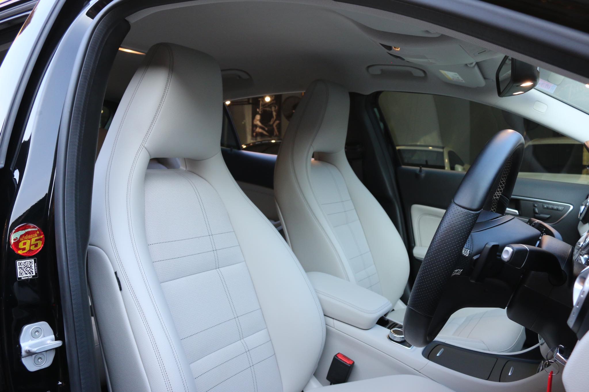 Mercedes-Benz GLA-Class X156 GLA200 ปี 2015 สีดำ (รูปที่ 14)