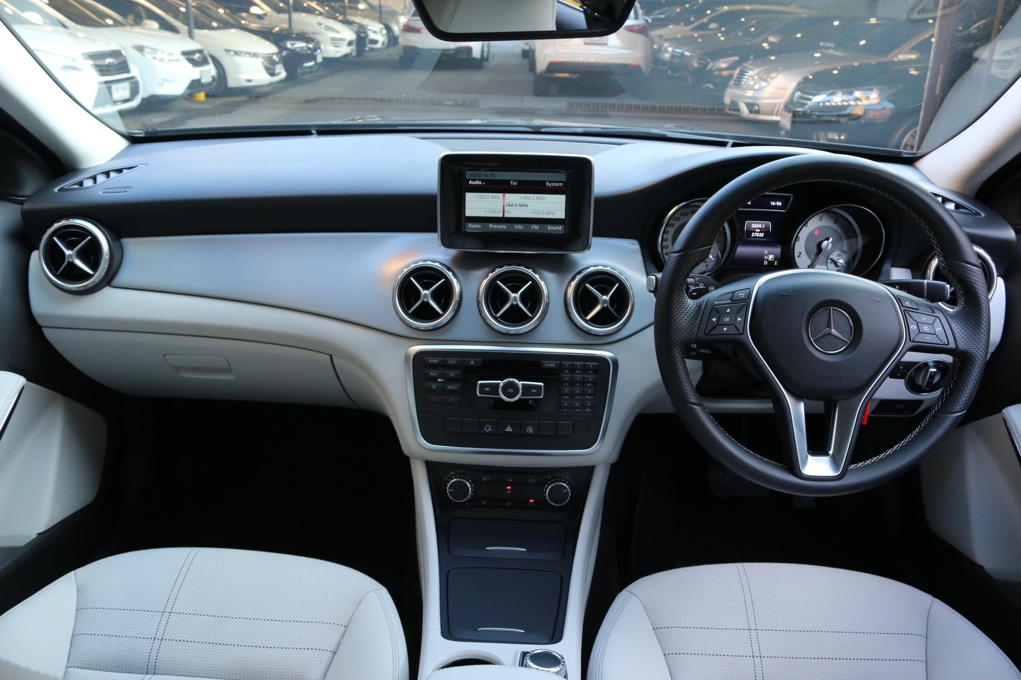Mercedes-Benz GLA-Class X156 GLA200 ปี 2015 สีดำ (รูปที่ 12)