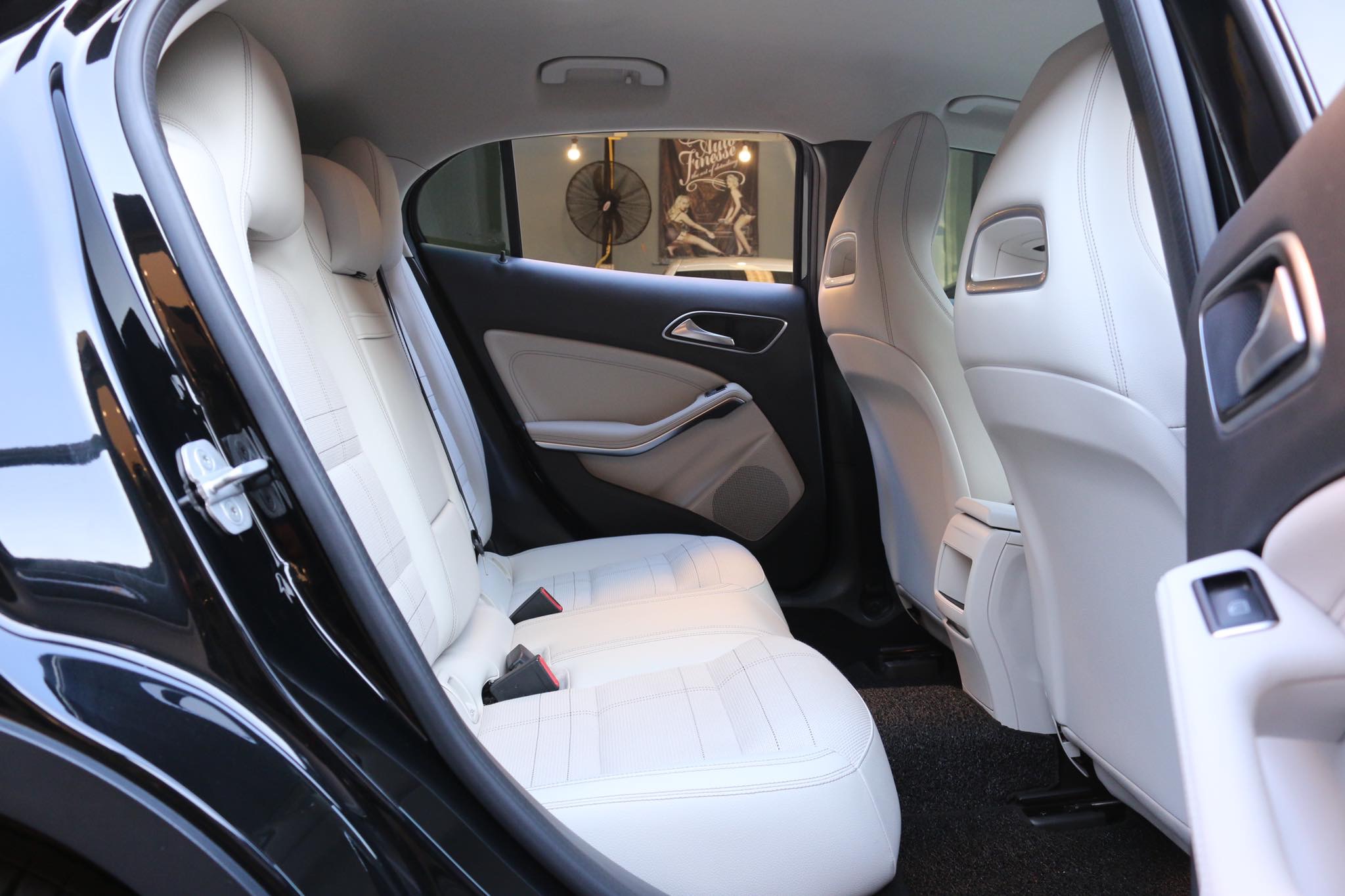 Mercedes-Benz GLA-Class X156 GLA200 ปี 2015 สีดำ (รูปที่ 17)