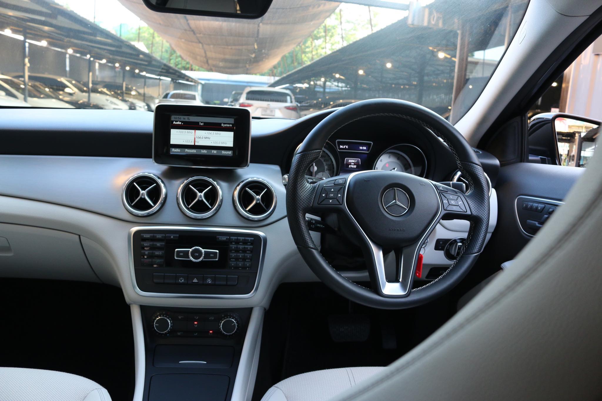 Mercedes-Benz GLA-Class X156 GLA200 ปี 2015 สีดำ (รูปที่ 11)