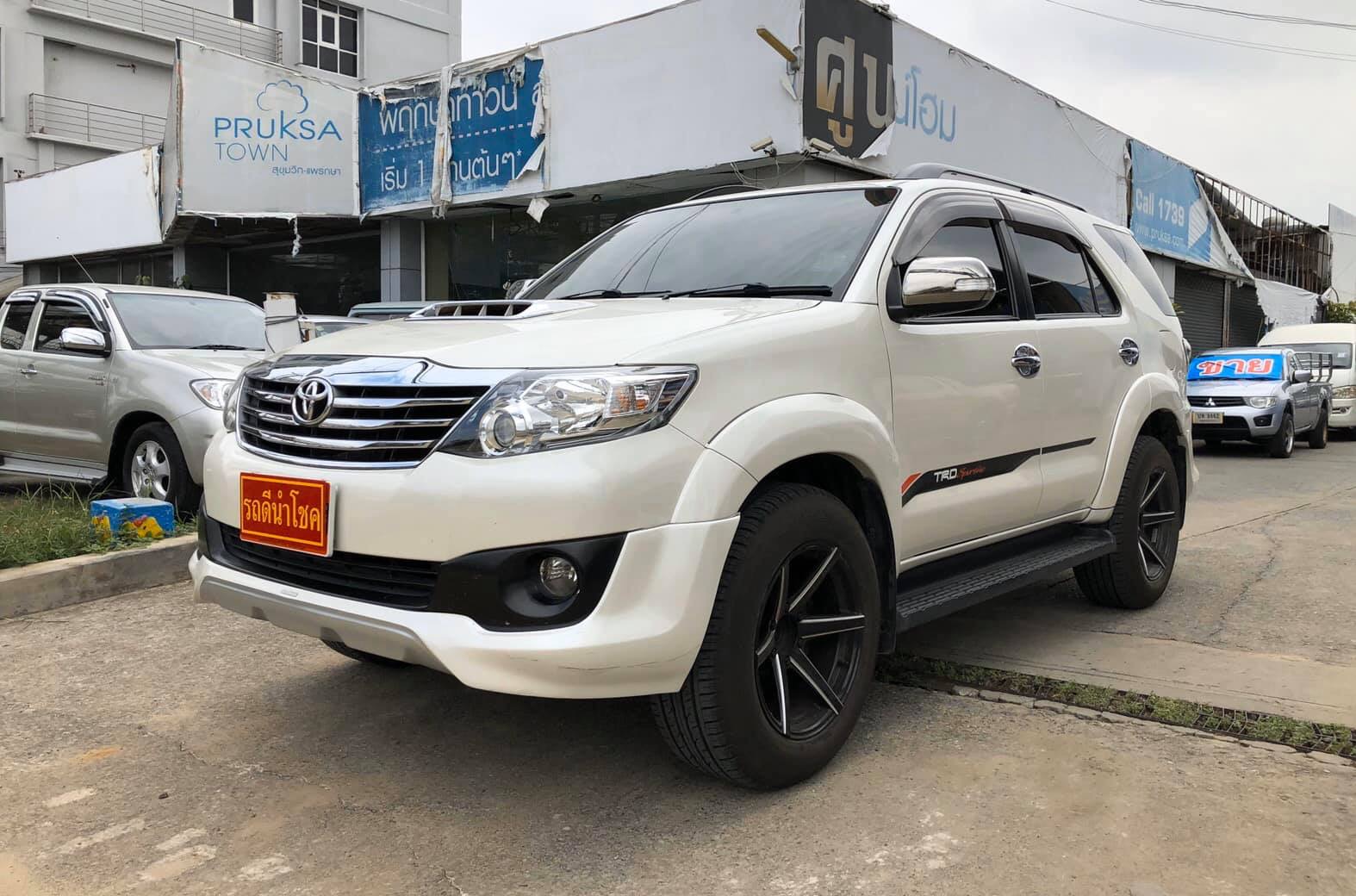 Toyota Fortuner ไมเนอร์เชนจ์ 2 ปี 2012 สีขาว