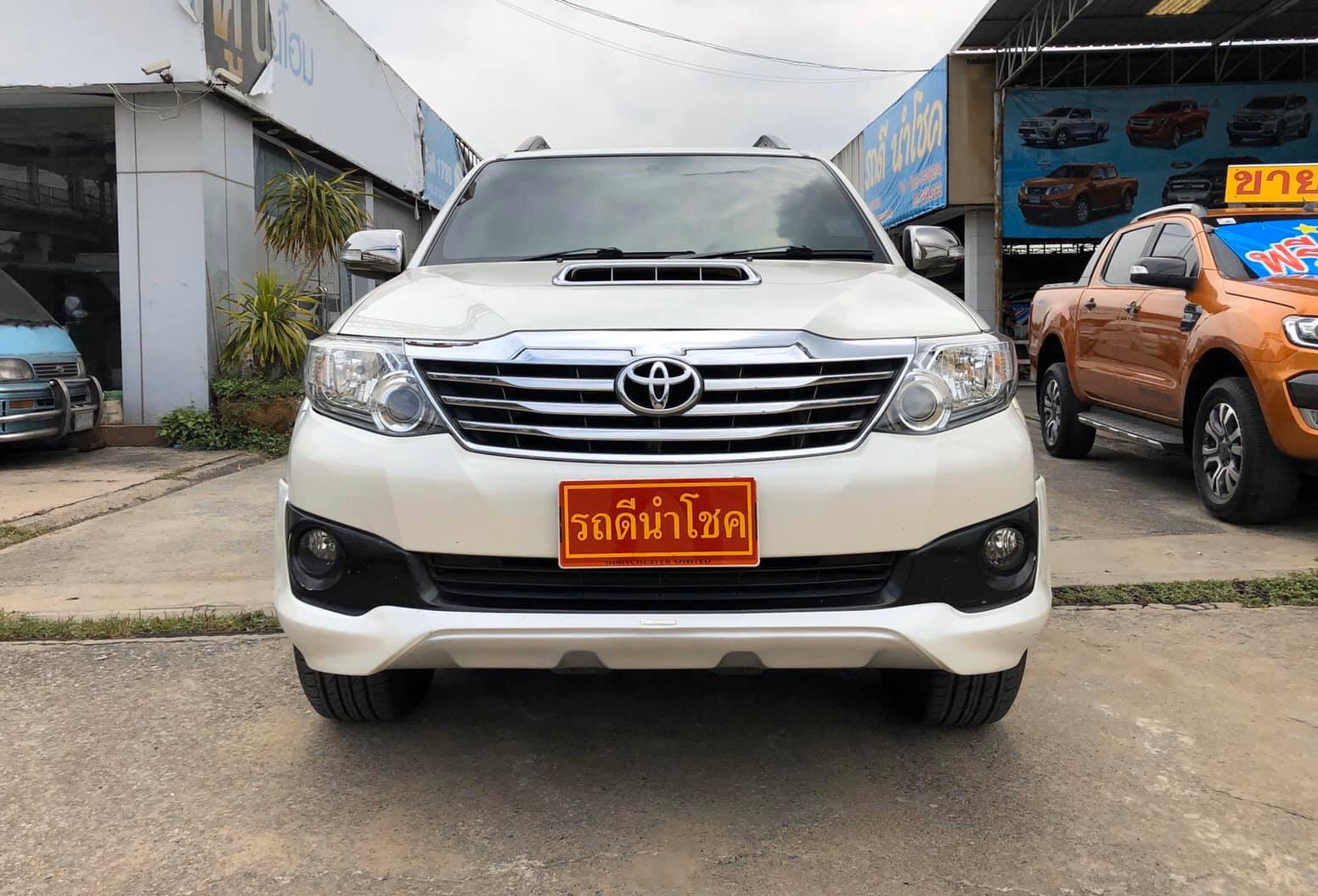 Toyota Fortuner ไมเนอร์เชนจ์ 2 ปี 2012 สีขาว