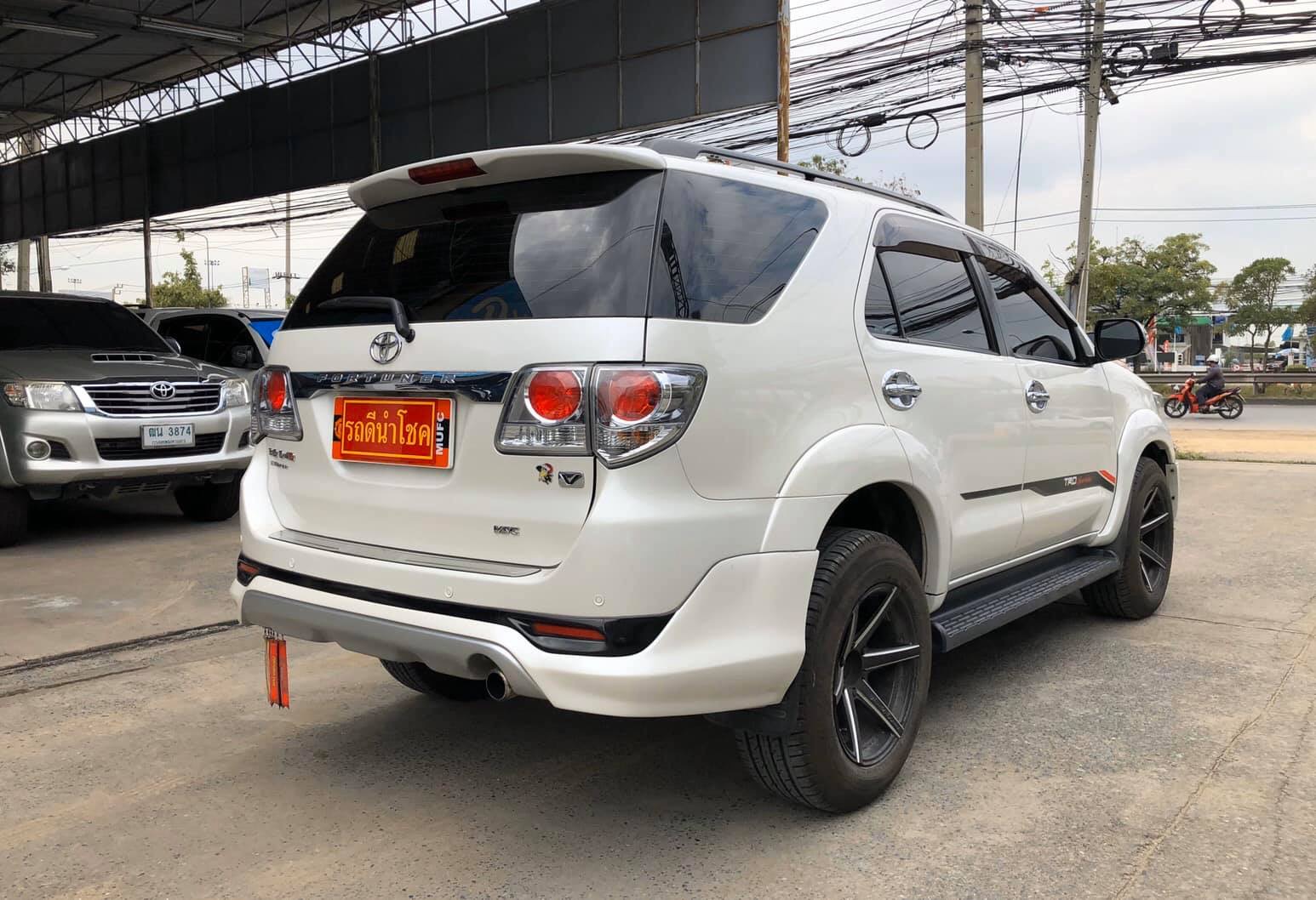 Toyota Fortuner ไมเนอร์เชนจ์ 2 ปี 2012 สีขาว