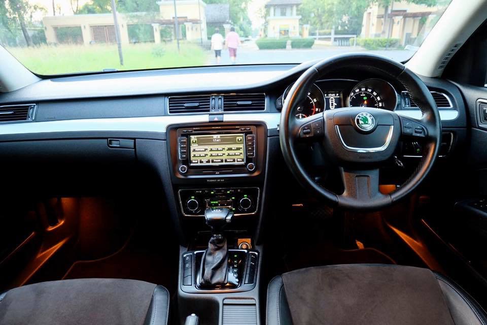 Skoda Superb ปี 2013 สีดำ (รูปที่ 11)