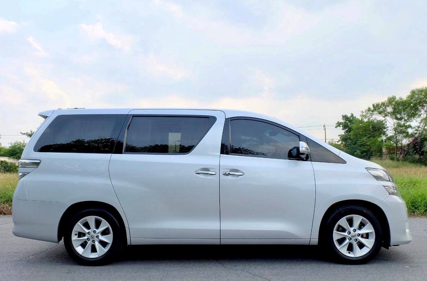 Toyota Vellfire ปี 2012 สีเงิน (รูปที่ 4)