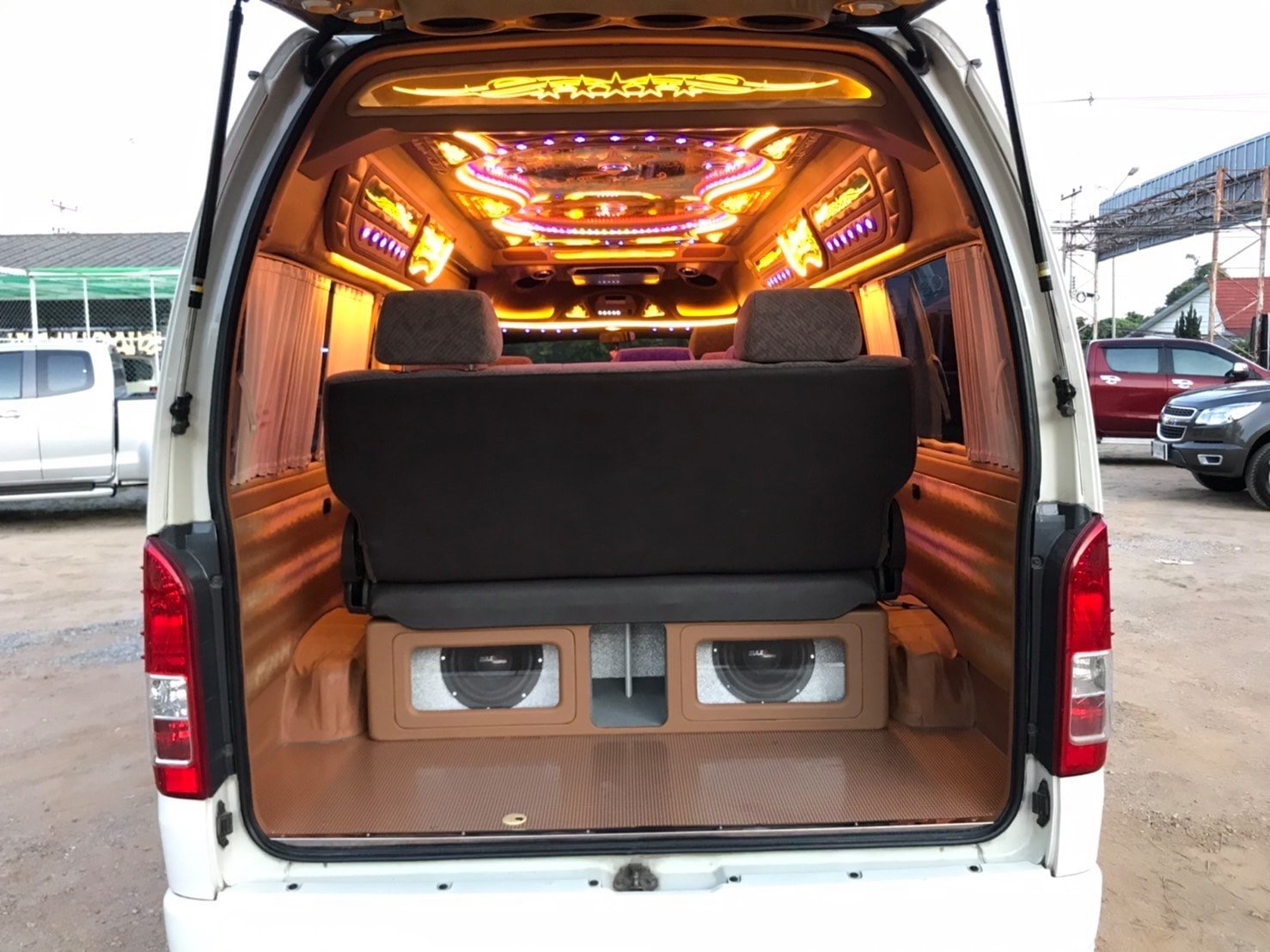 Toyota HiAce Commuter ปี 2014 สีขาว (รูปที่ 4)