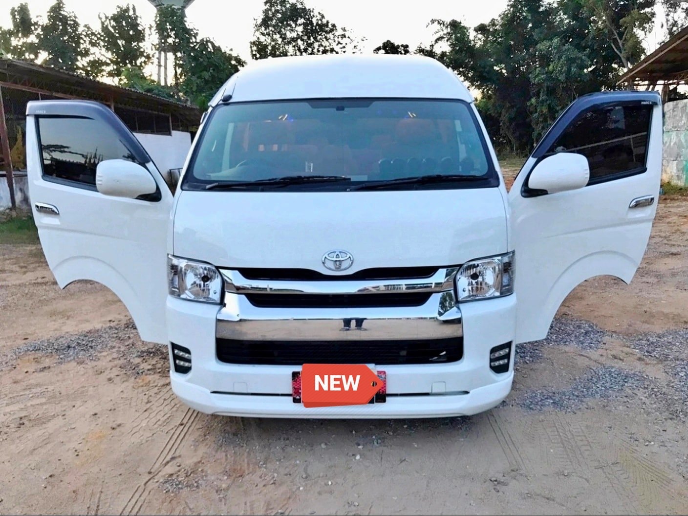 Toyota HiAce Commuter ปี 2014 สีขาว (รูปที่ 8)