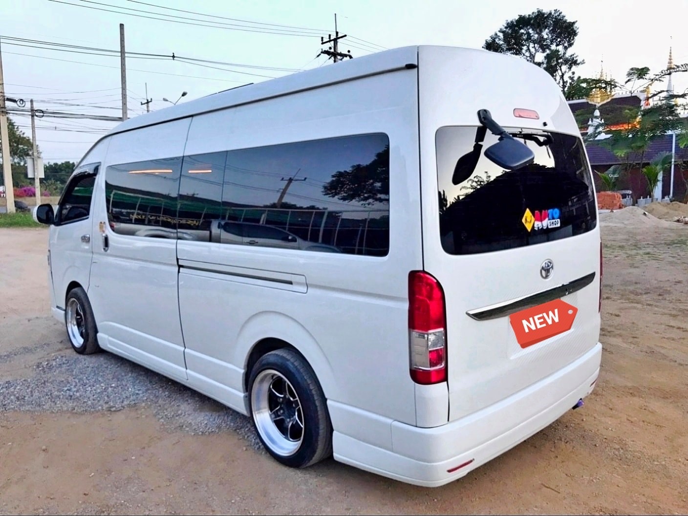 Toyota HiAce Commuter ปี 2014 สีขาว (รูปที่ 2)