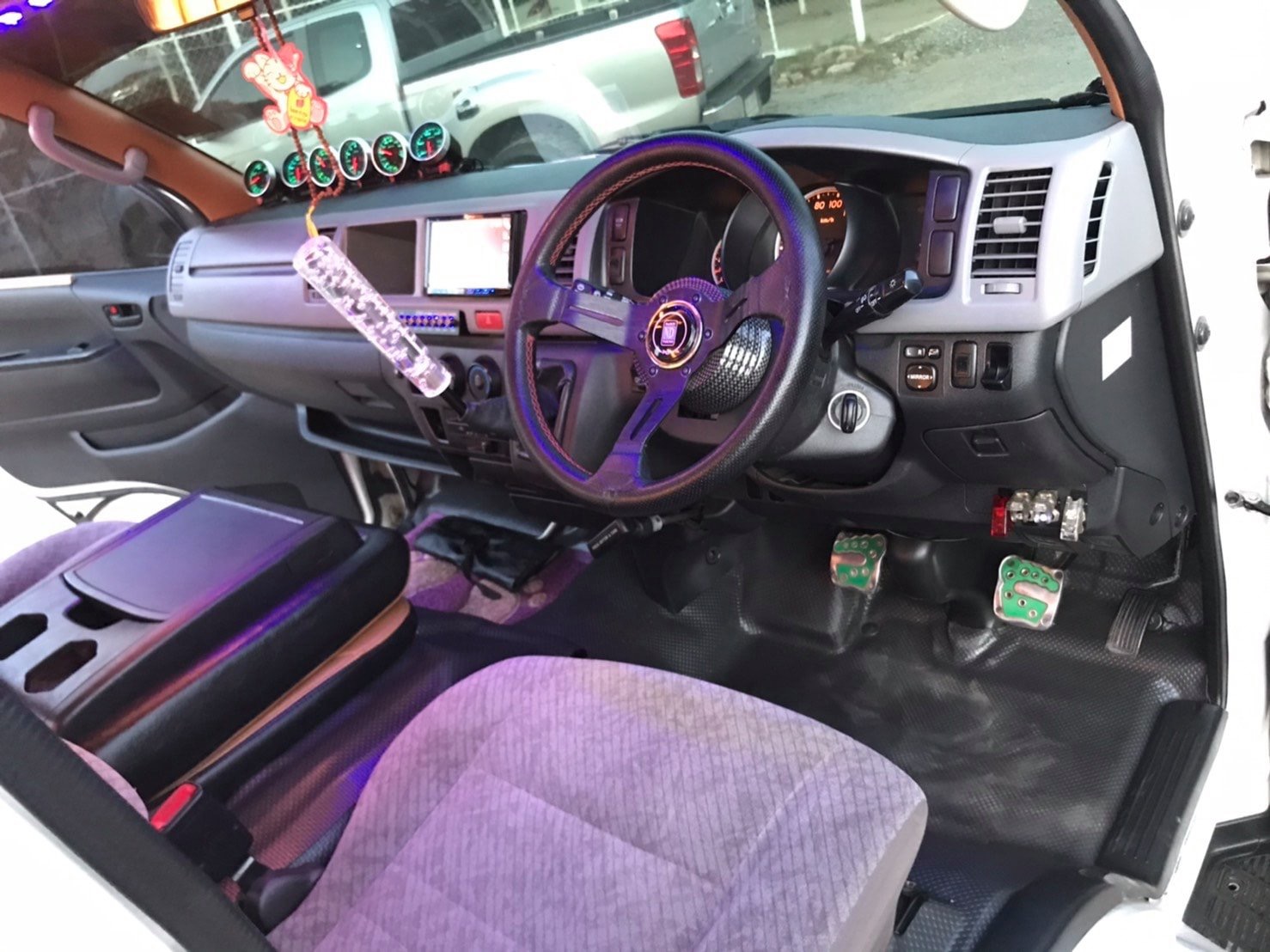 Toyota HiAce Commuter ปี 2014 สีขาว (รูปที่ 5)