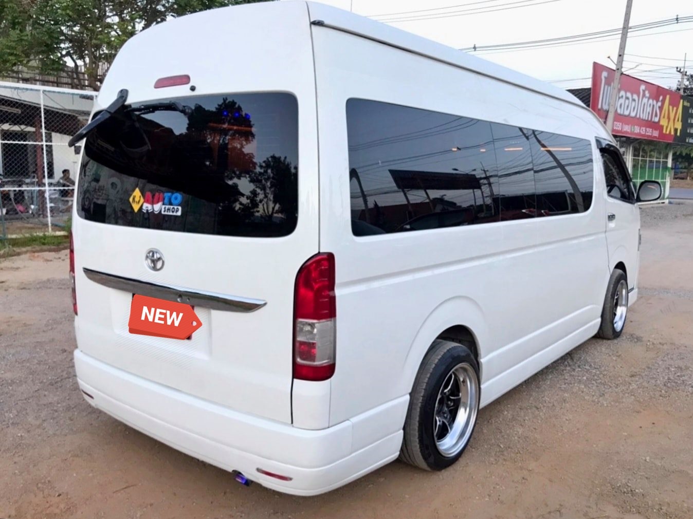 Toyota HiAce Commuter ปี 2014 สีขาว (รูปที่ 9)