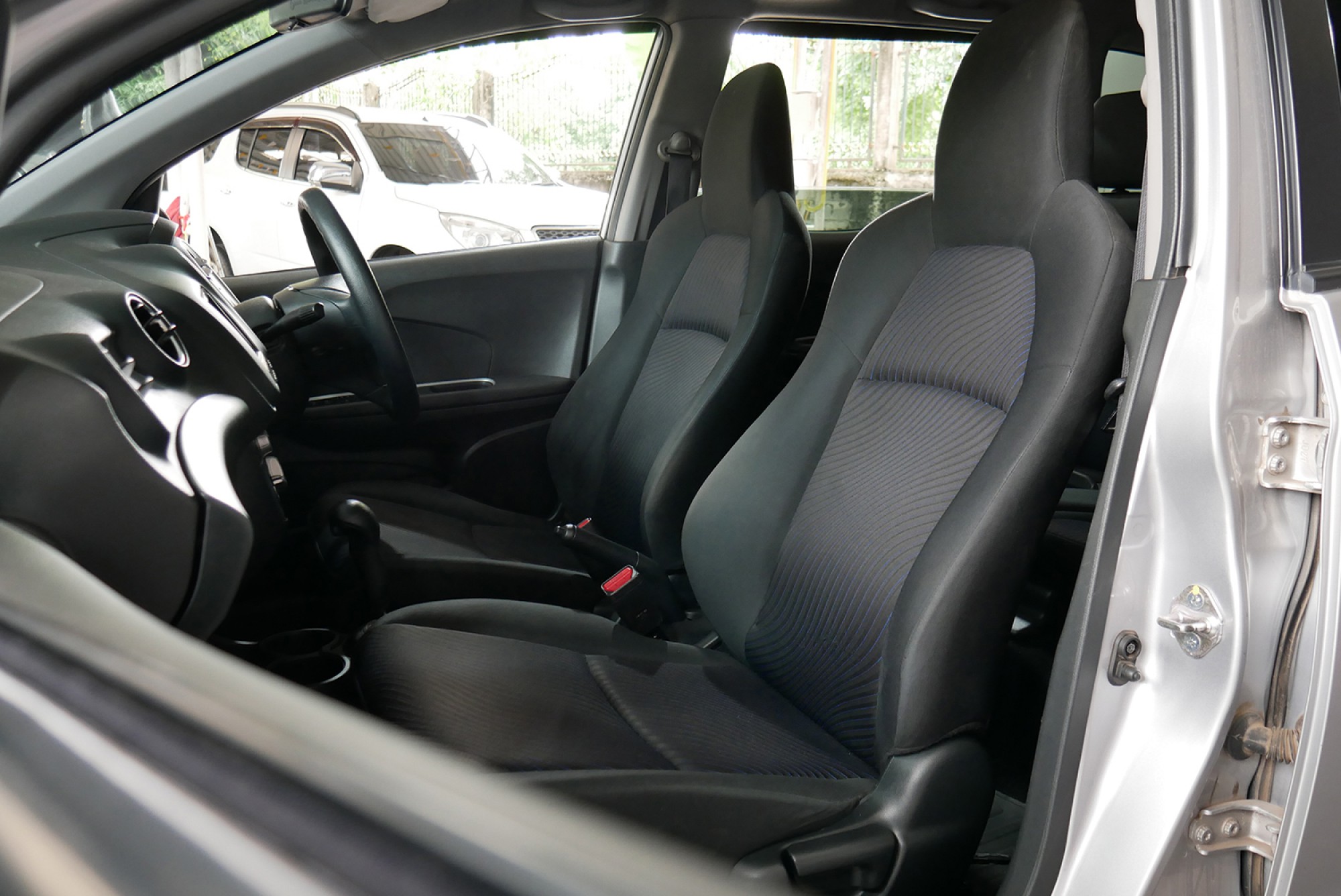 HONDA MOBILIO 1.5 RS AT ปี 2015 สีเงิน (รูปที่ 7)