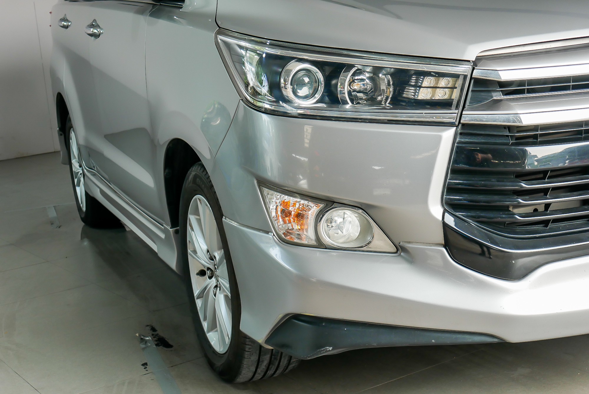 TOYOTA INNOVA CRYSTA 2.8 V AT ปี 2016 สีเงิน (รูปที่ 4)
