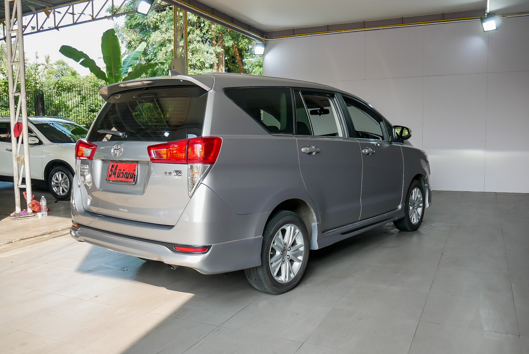 TOYOTA INNOVA CRYSTA 2.8 V AT ปี 2016 สีเงิน (รูปที่ 21)