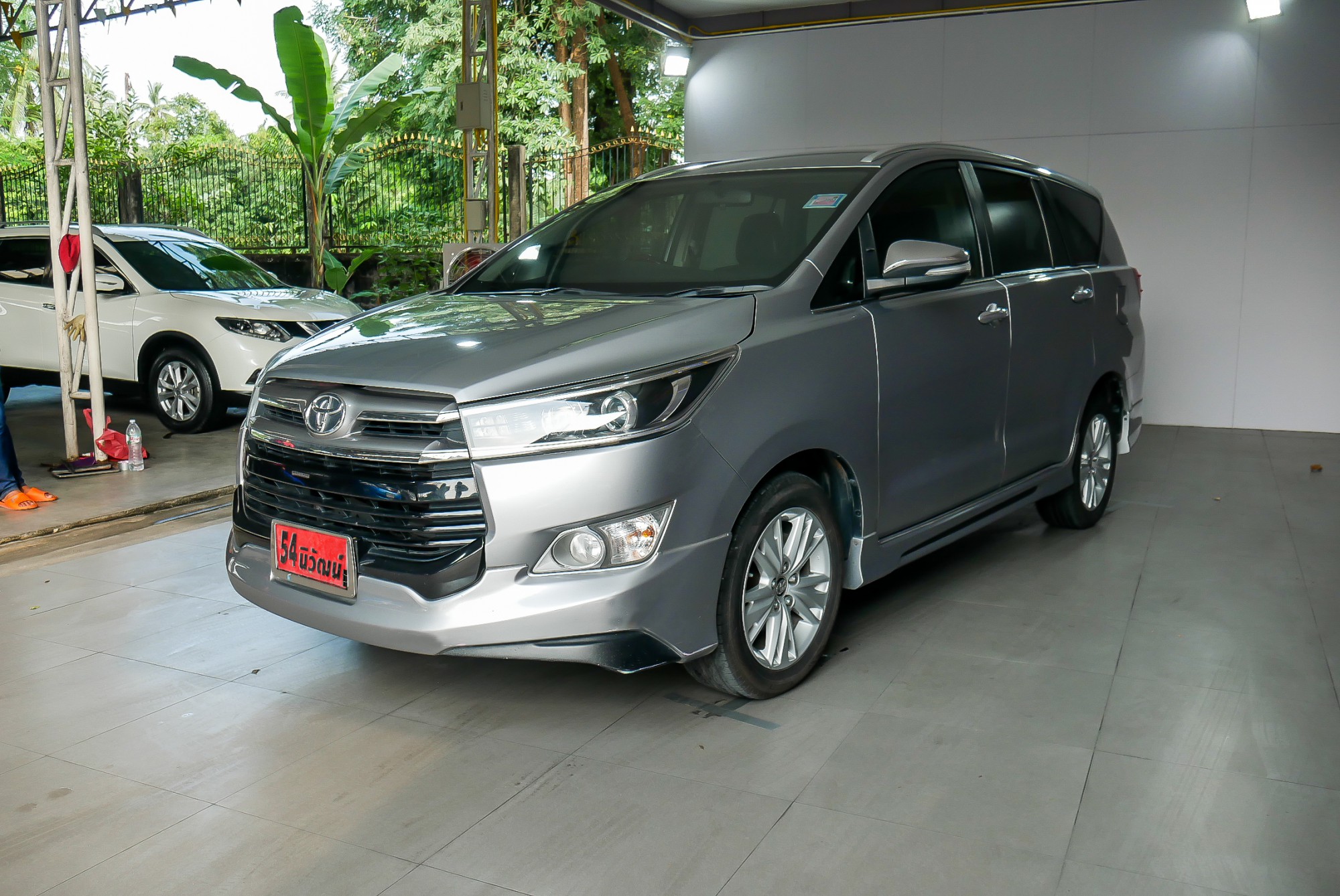 TOYOTA INNOVA CRYSTA 2.8 V AT ปี 2016 สีเงิน (รูปที่ 3)