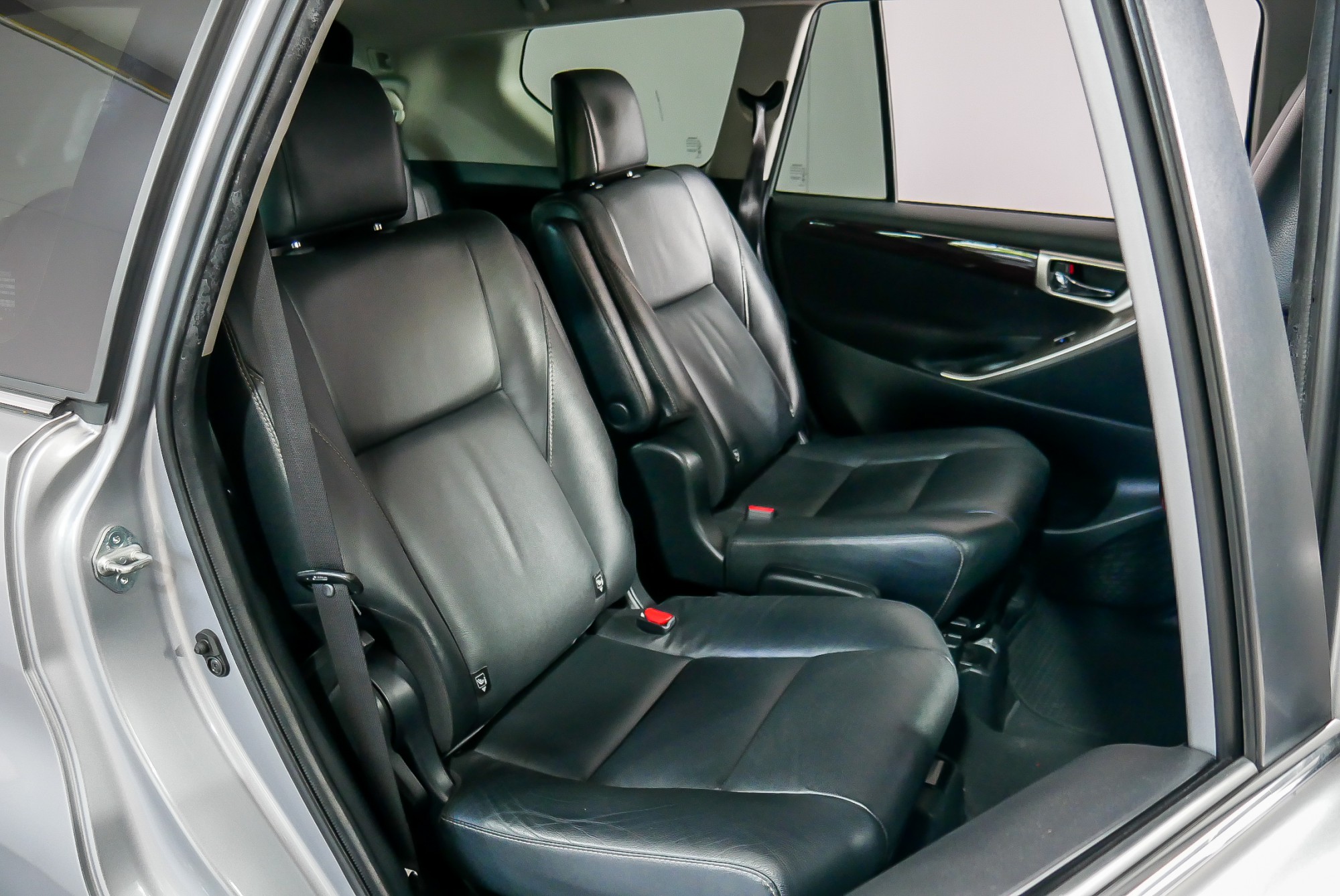 TOYOTA INNOVA CRYSTA 2.8 V AT ปี 2016 สีเงิน (รูปที่ 17)