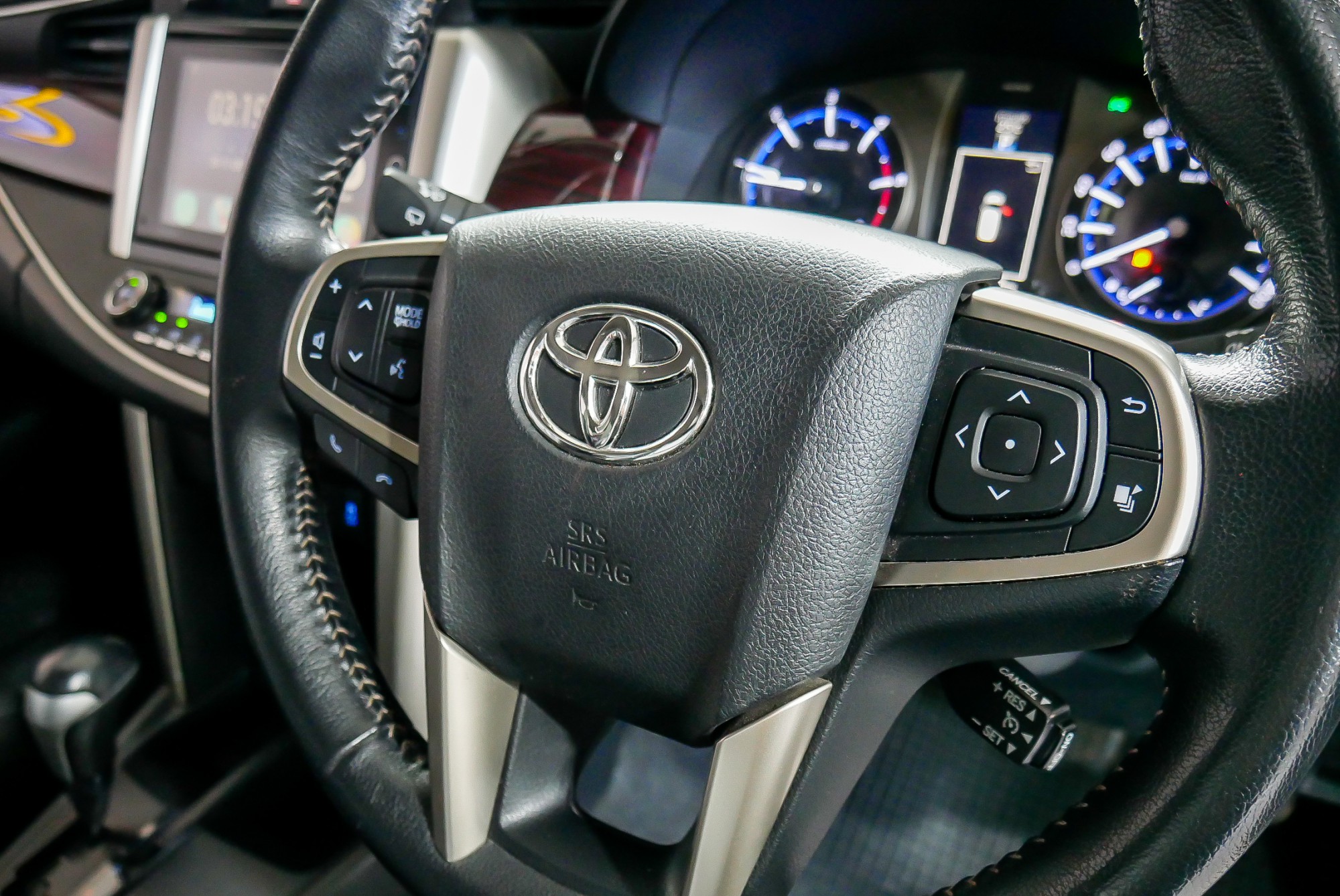 TOYOTA INNOVA CRYSTA 2.8 V AT ปี 2016 สีเงิน (รูปที่ 15)