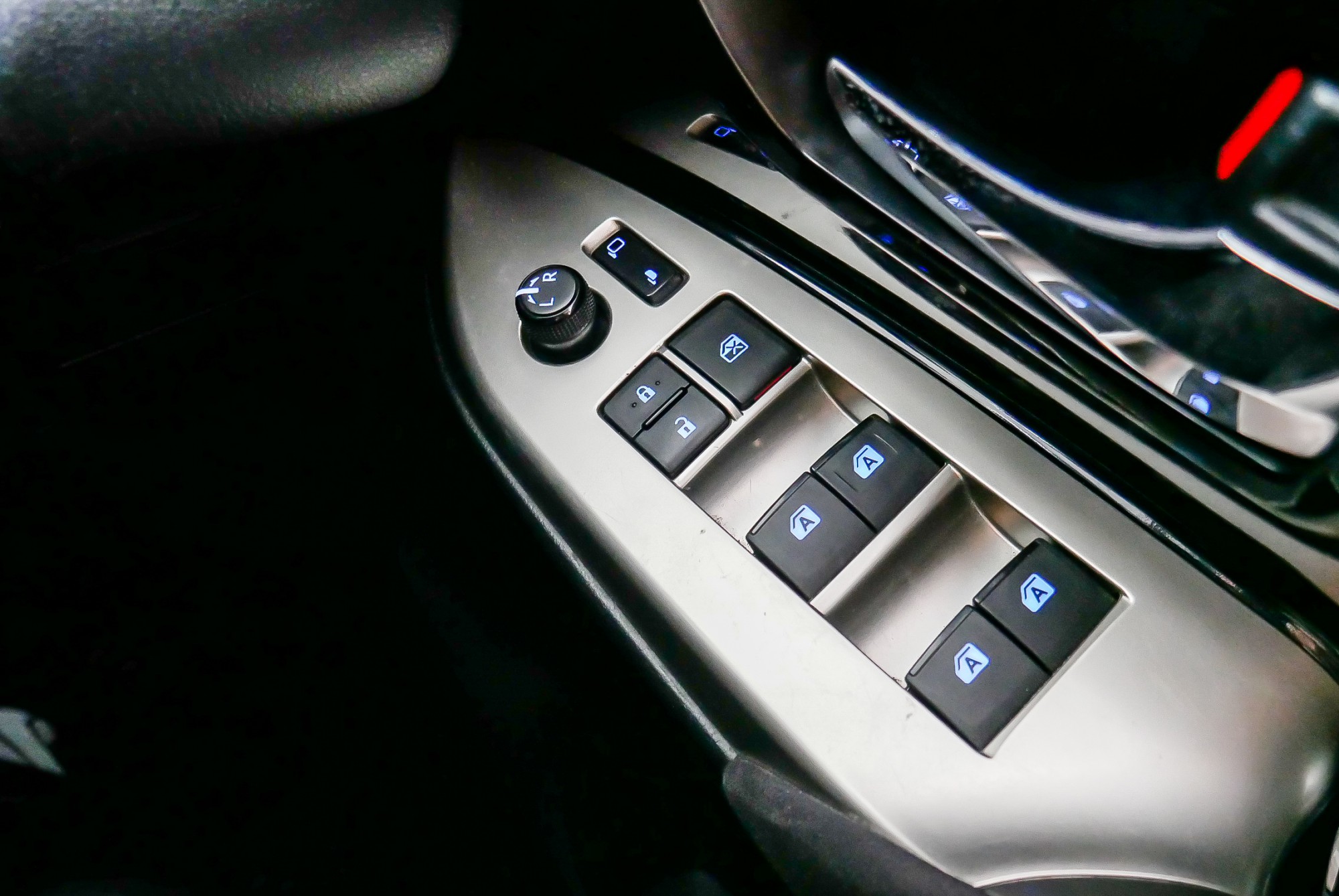 TOYOTA INNOVA CRYSTA 2.8 V AT ปี 2016 สีเงิน (รูปที่ 7)
