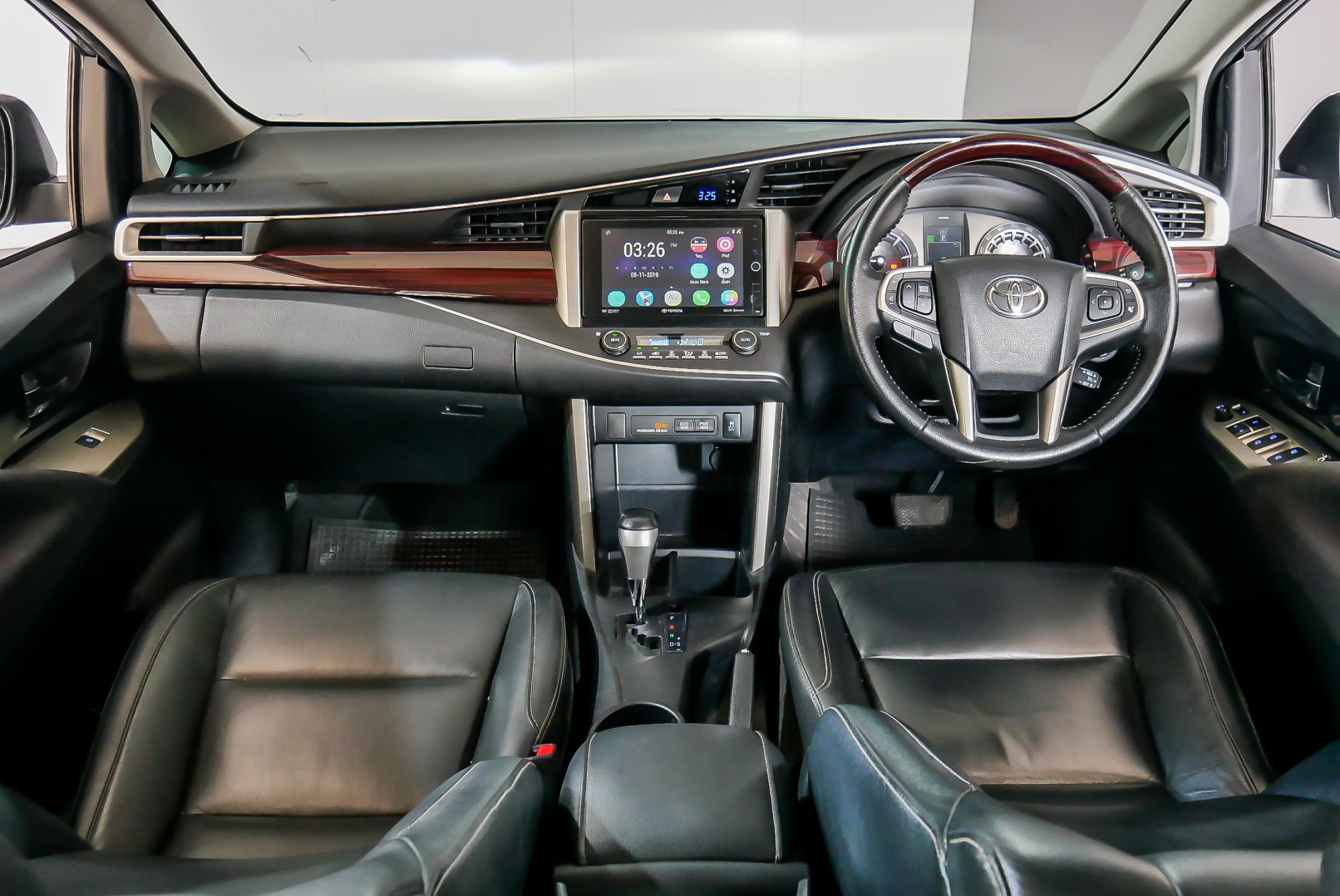 TOYOTA INNOVA CRYSTA 2.8 V AT ปี 2016 สีเงิน (รูปที่ 8)