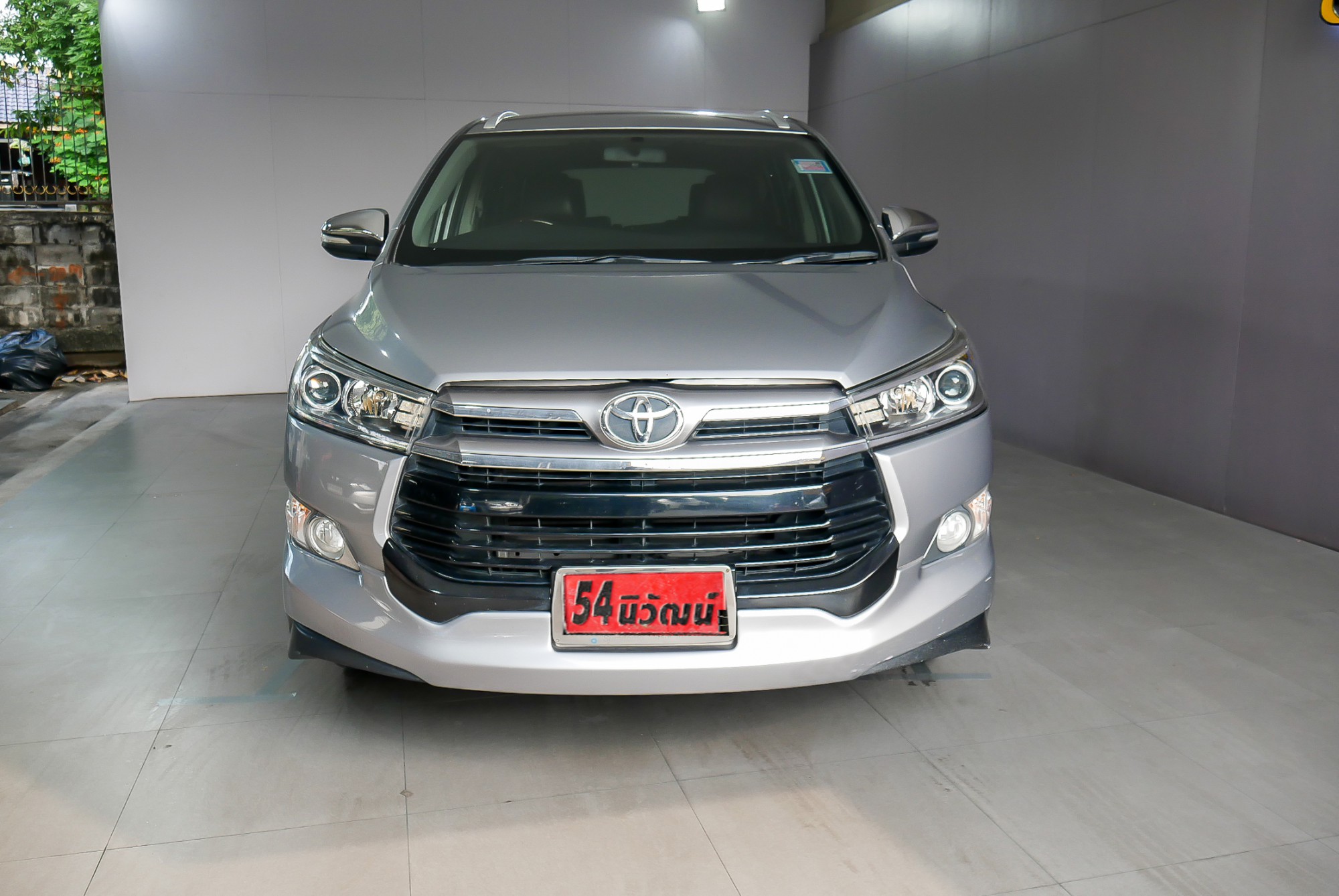 TOYOTA INNOVA CRYSTA 2.8 V AT ปี 2016 สีเงิน (รูปที่ 2)