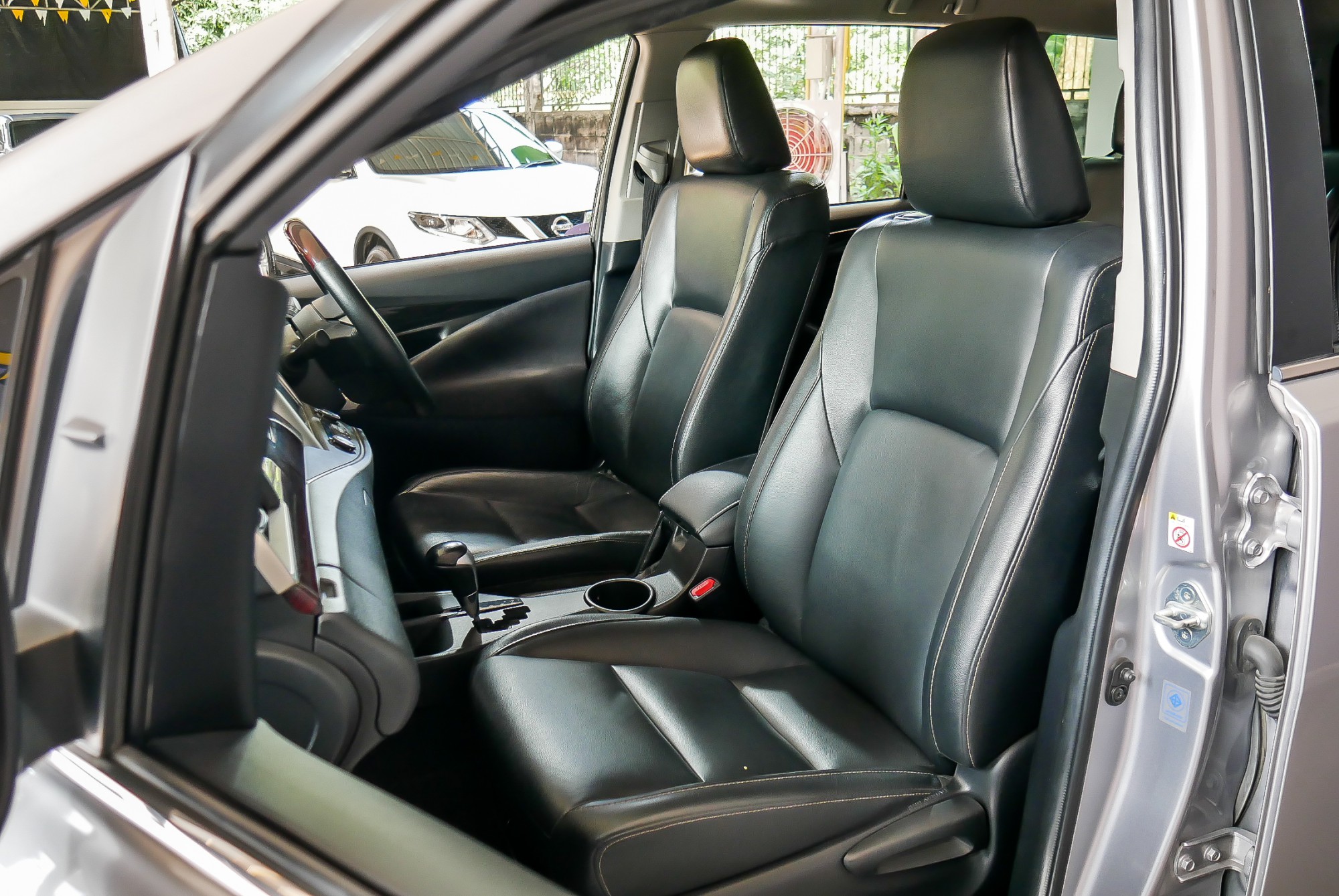 TOYOTA INNOVA CRYSTA 2.8 V AT ปี 2016 สีเงิน (รูปที่ 19)