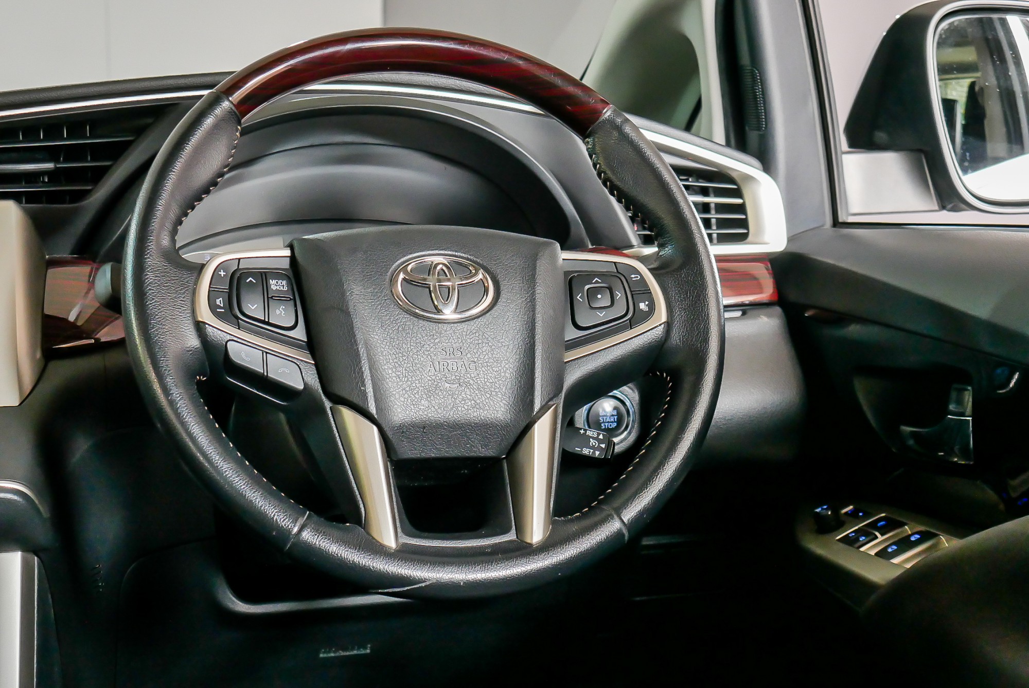 TOYOTA INNOVA CRYSTA 2.8 V AT ปี 2016 สีเงิน (รูปที่ 9)