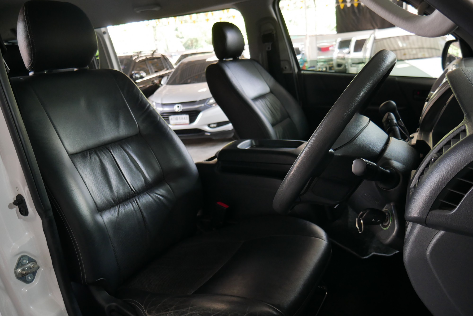 Toyota VENTURY 2.7 G ปี 2015 สีขาว (รูปที่ 9)