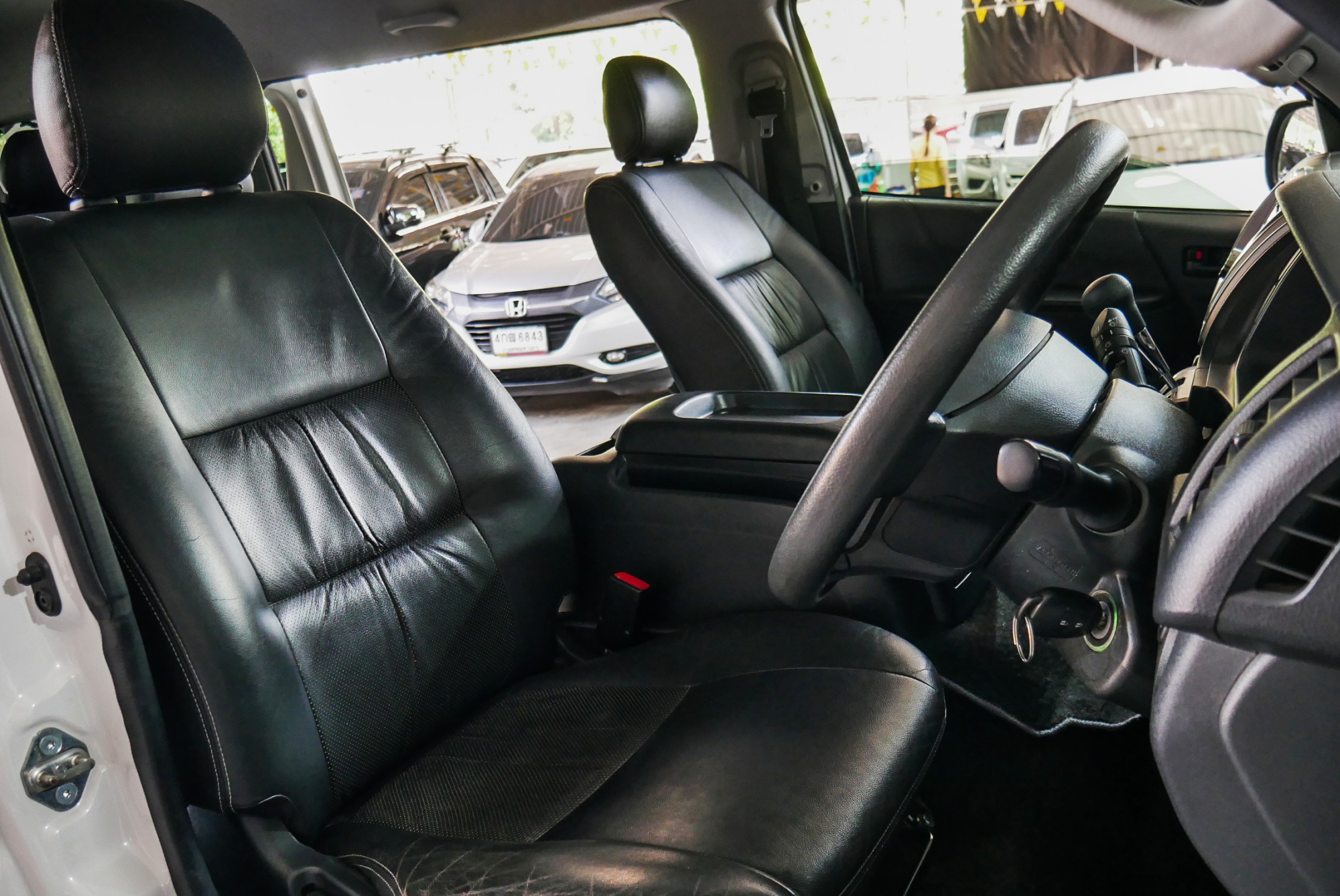 Toyota VENTURY 2.7 G ปี 2015 สีขาว (รูปที่ 8)