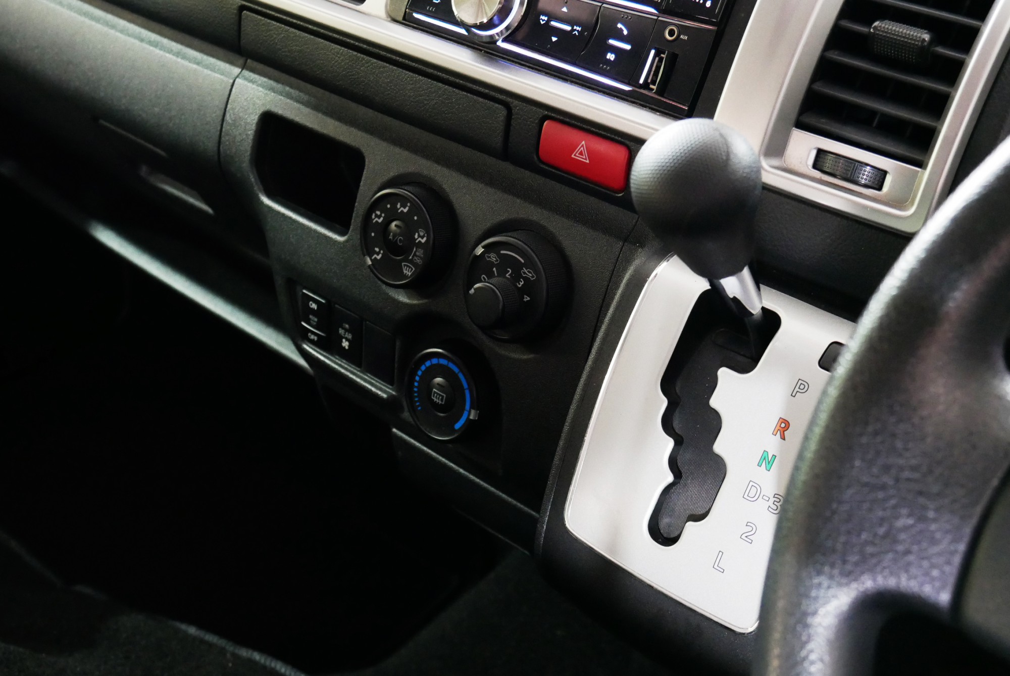 Toyota VENTURY 2.7 G ปี 2015 สีขาว (รูปที่ 14)