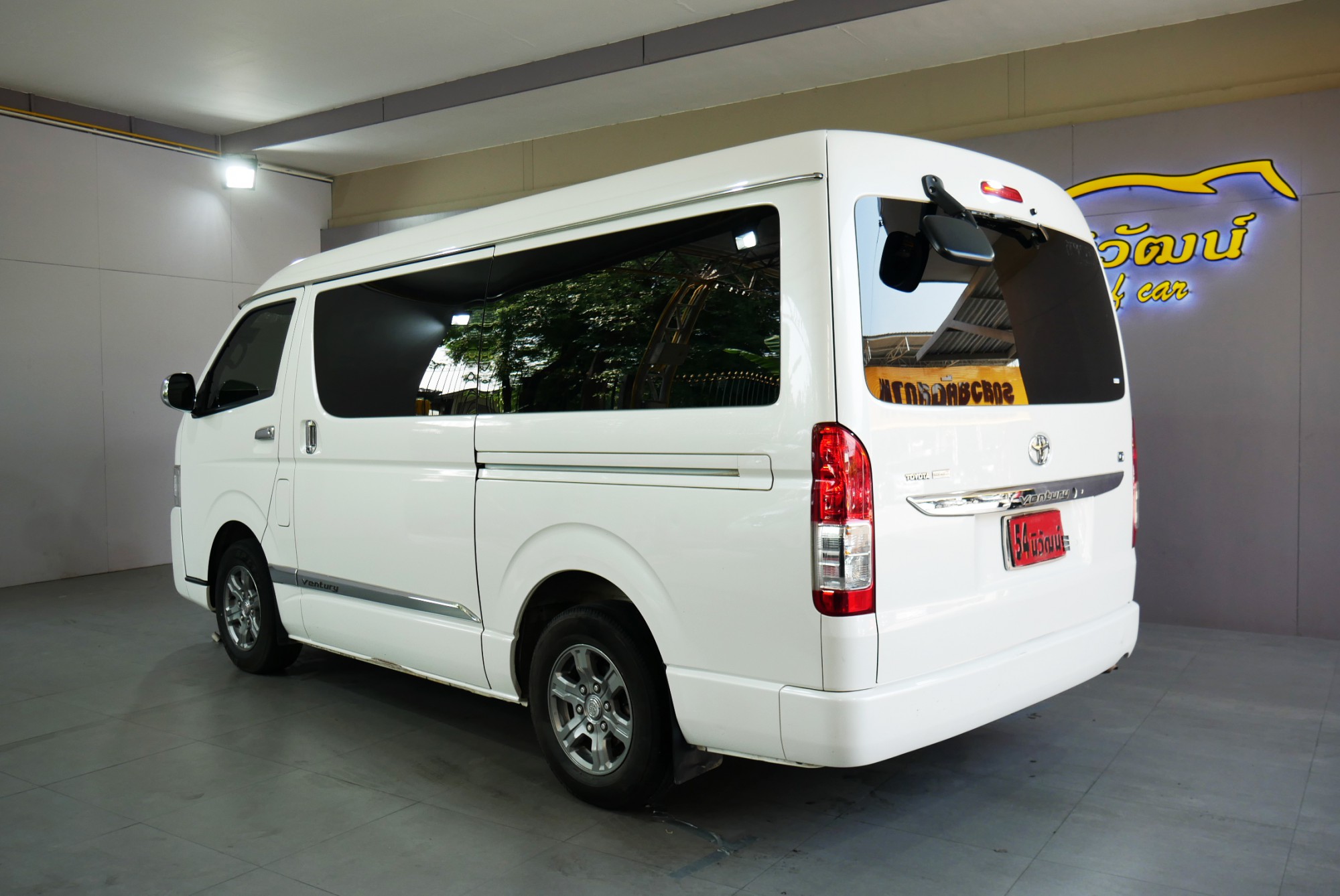 Toyota VENTURY 2.7 G ปี 2015 สีขาว