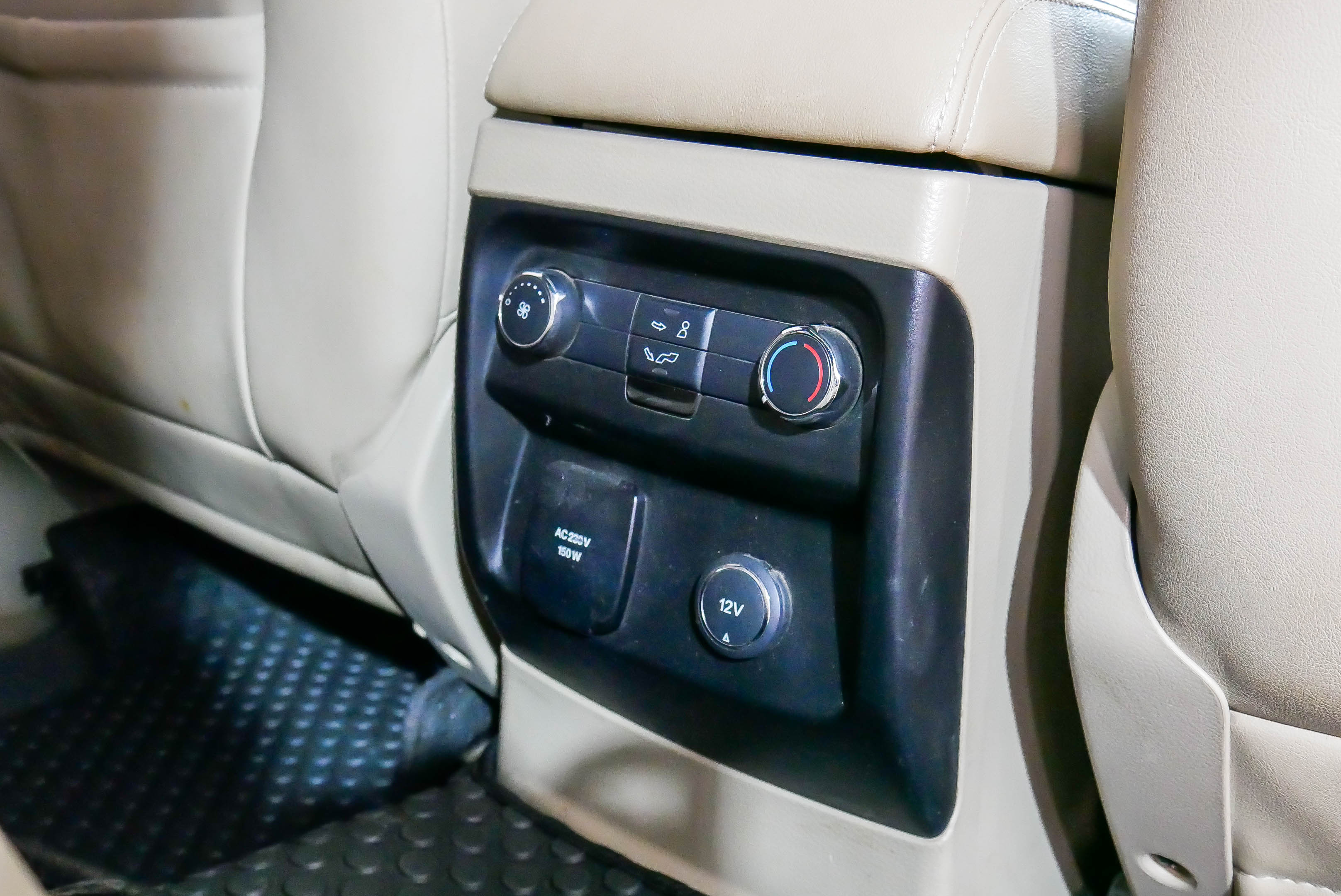 Ford Everest 3.2 TITANIUM PLUS 4WD ปี 2016 (รูปที่ 13)