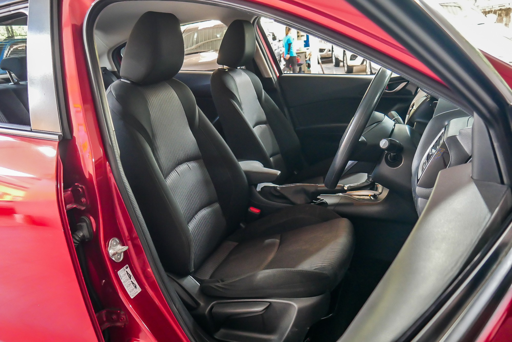 MAZDA 3 SKYACTIV 2.0 E SEDAN ปี 2015 สีแดง (รูปที่ 5)