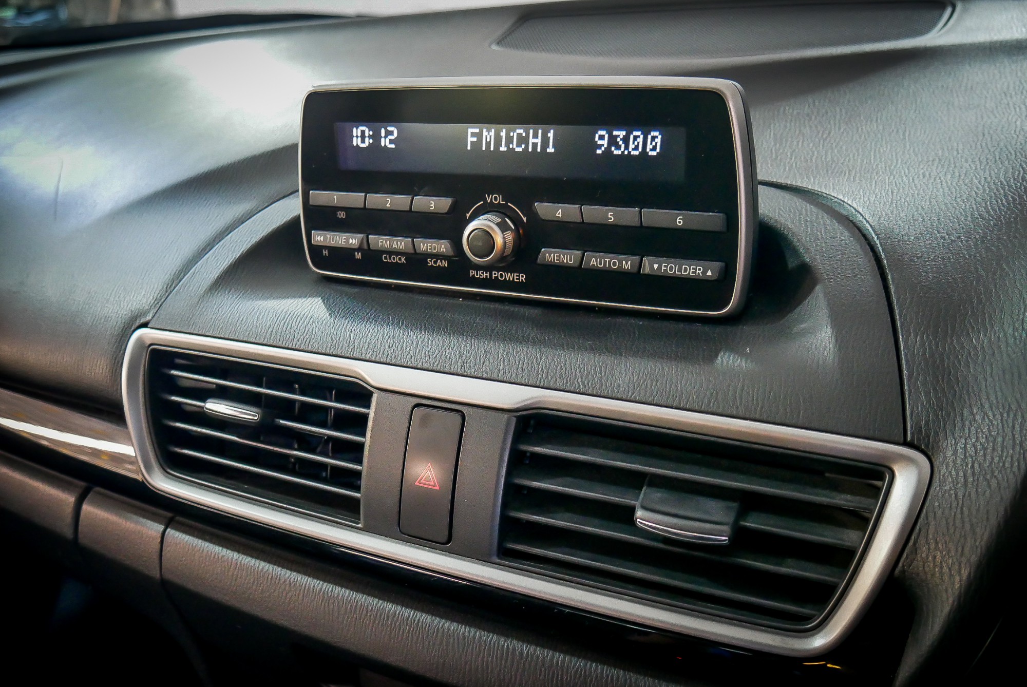 MAZDA 3 SKYACTIV 2.0 E SEDAN ปี 2015 สีแดง (รูปที่ 7)