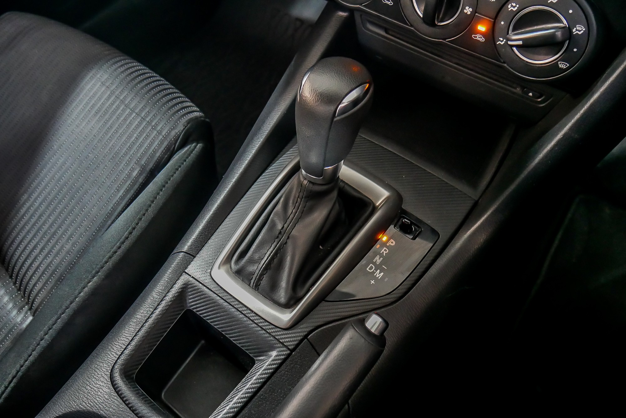 MAZDA 3 SKYACTIV 2.0 E SEDAN ปี 2015 สีแดง (รูปที่ 9)