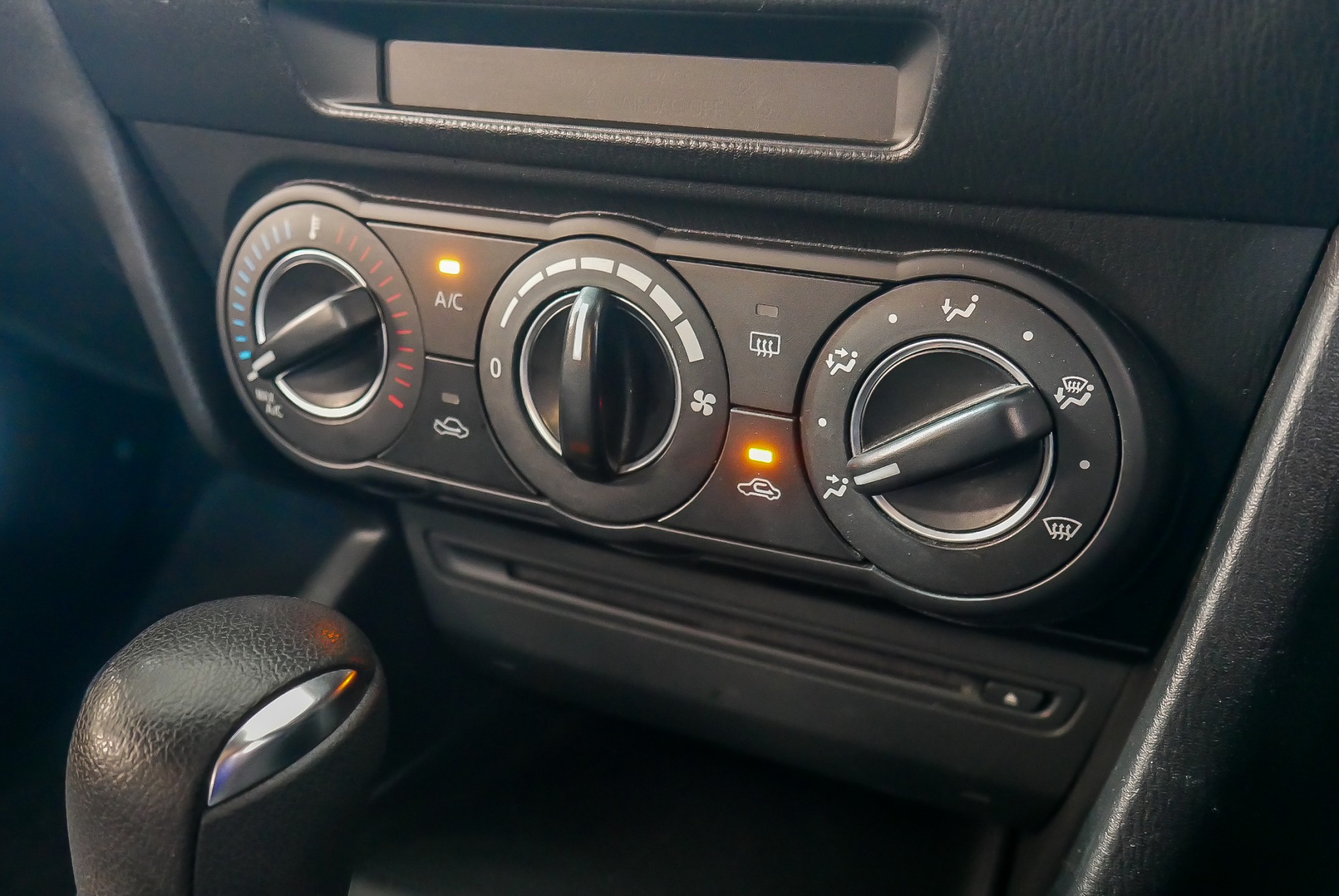 MAZDA 3 SKYACTIV 2.0 E SEDAN ปี 2015 สีแดง (รูปที่ 8)