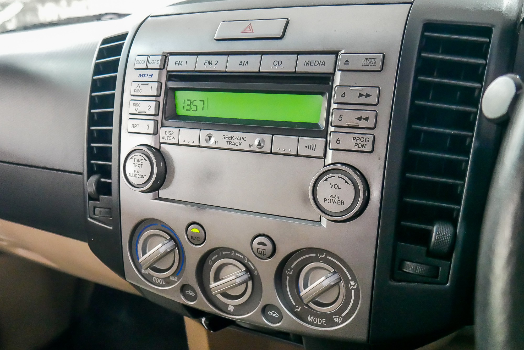Mazda BT-50 Free Style Cab ปี 2008 สีขาว (รูปที่ 6)
