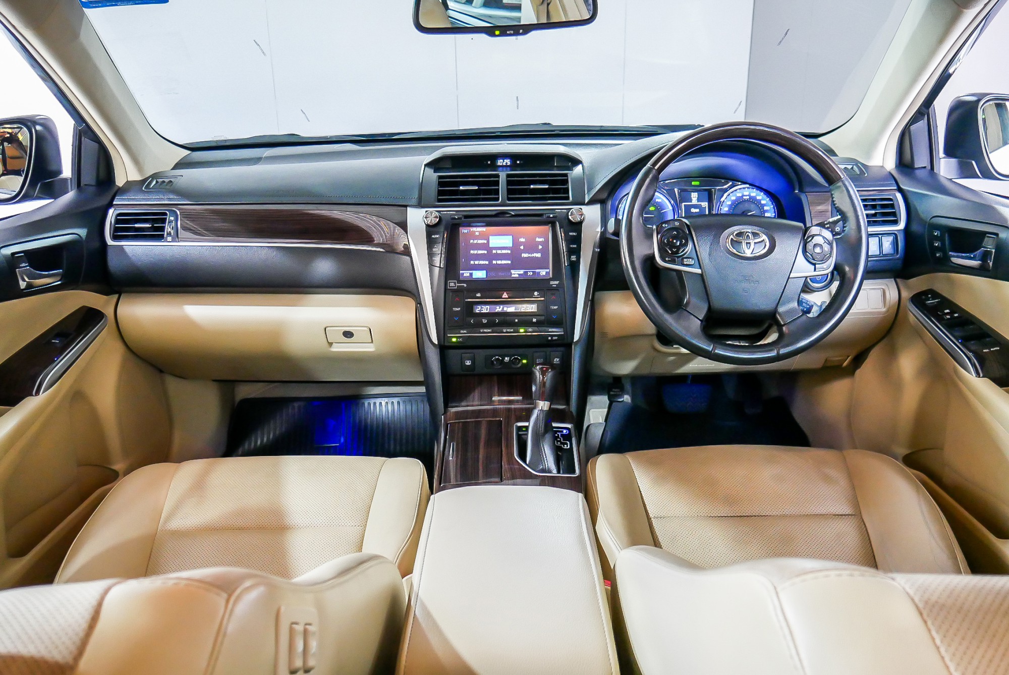 TOYOTA CAMRY 2.5 HV NAVI MINOR CHANGE AT ปี 2016 สีดำ (รูปที่ 6)