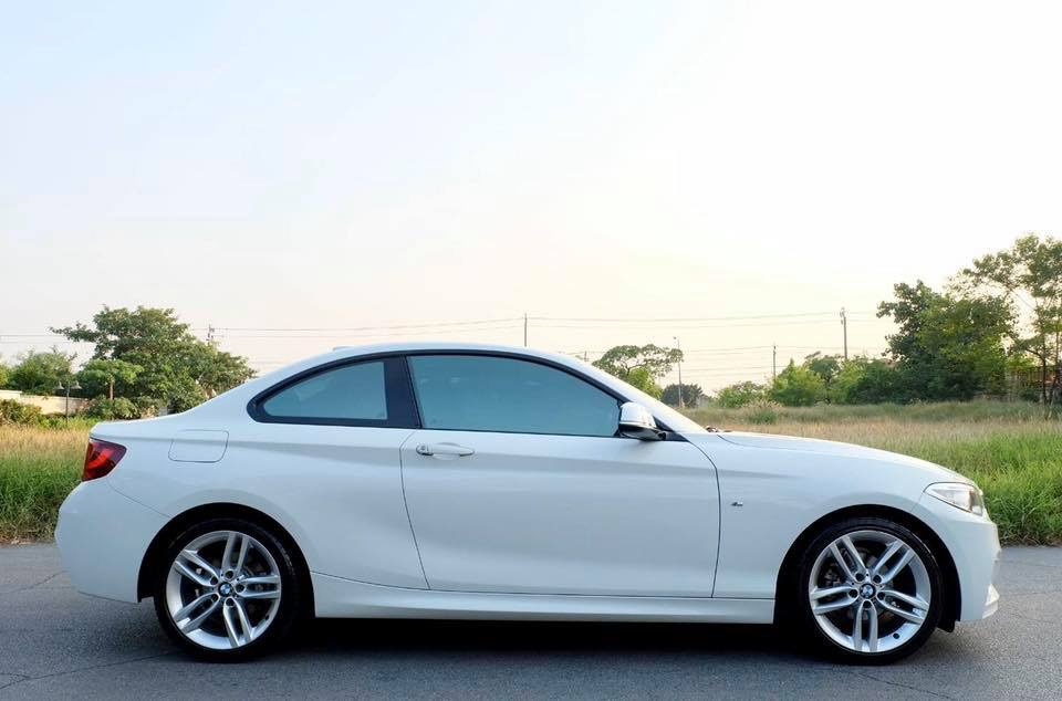 BMW 2 Series F22 218i Coupe ปี 2015 สีขาว